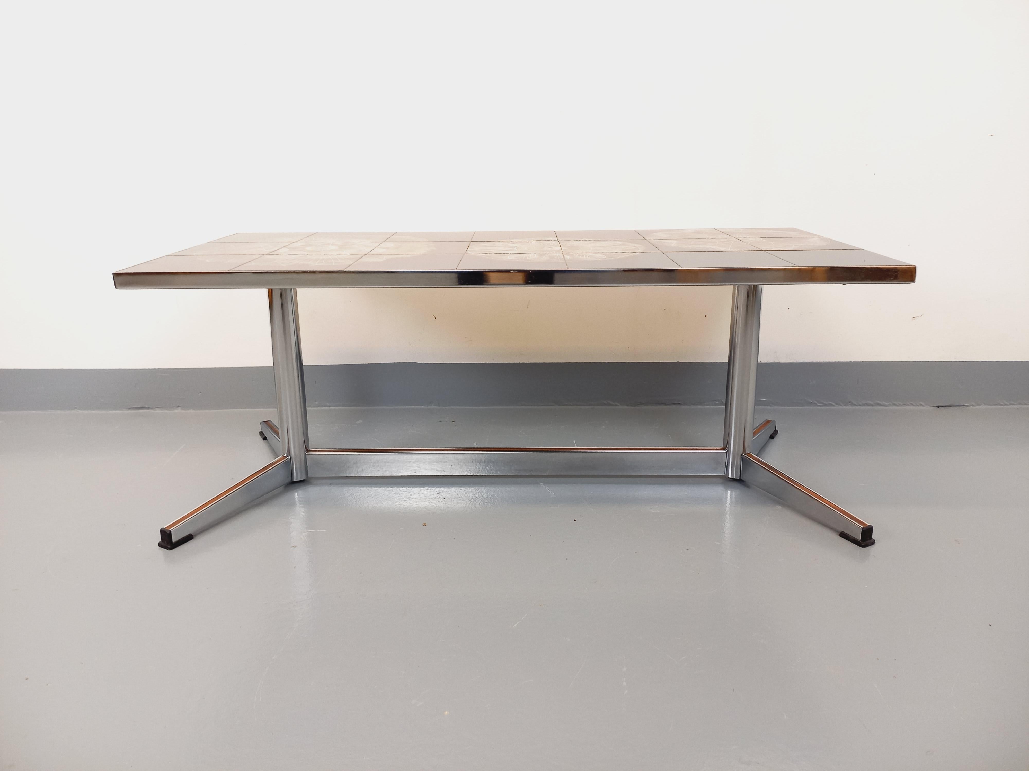Français Table basse vintage en céramique et métal chromé des années 70 en vente