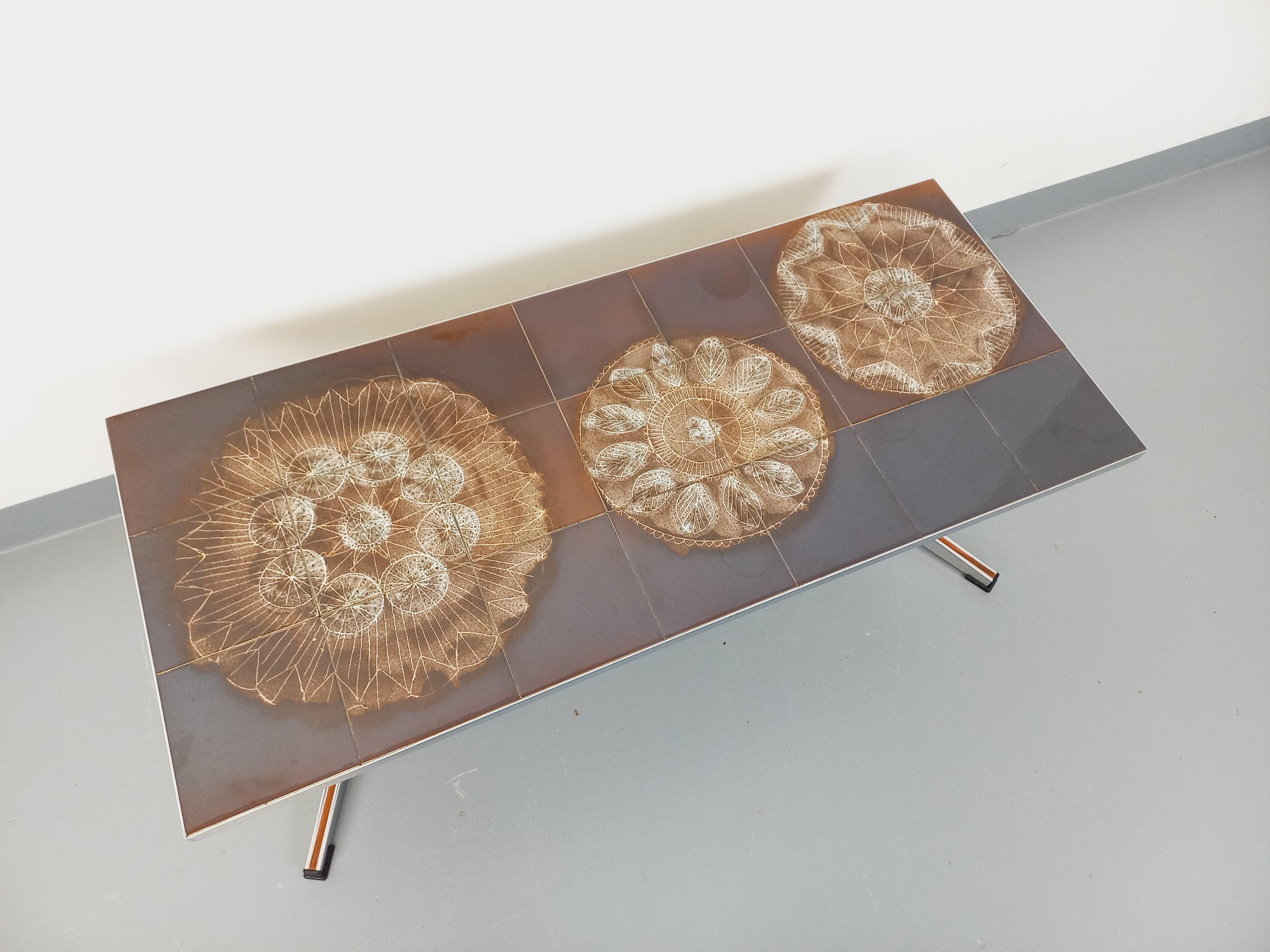 Céramique Table basse vintage en céramique et métal chromé des années 70 en vente