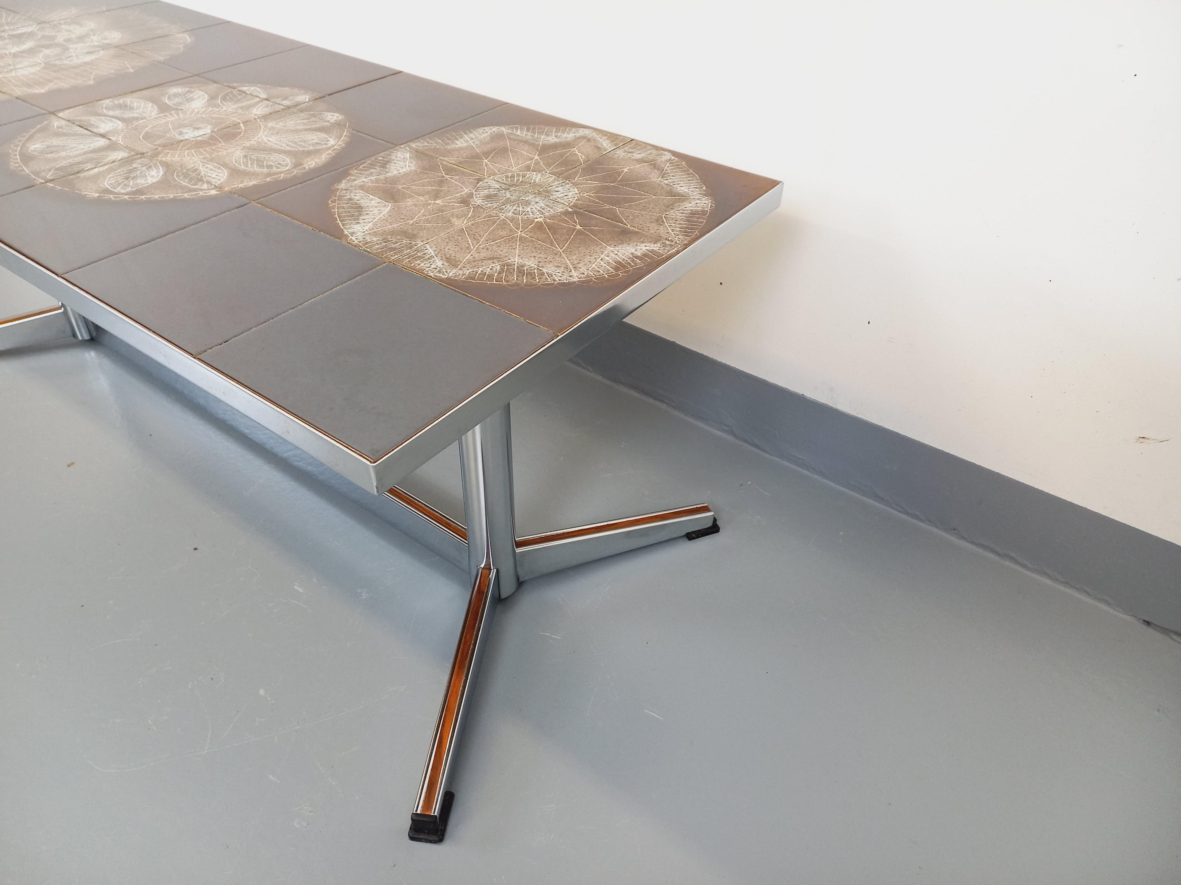 Table basse vintage en céramique et métal chromé des années 70 en vente 1