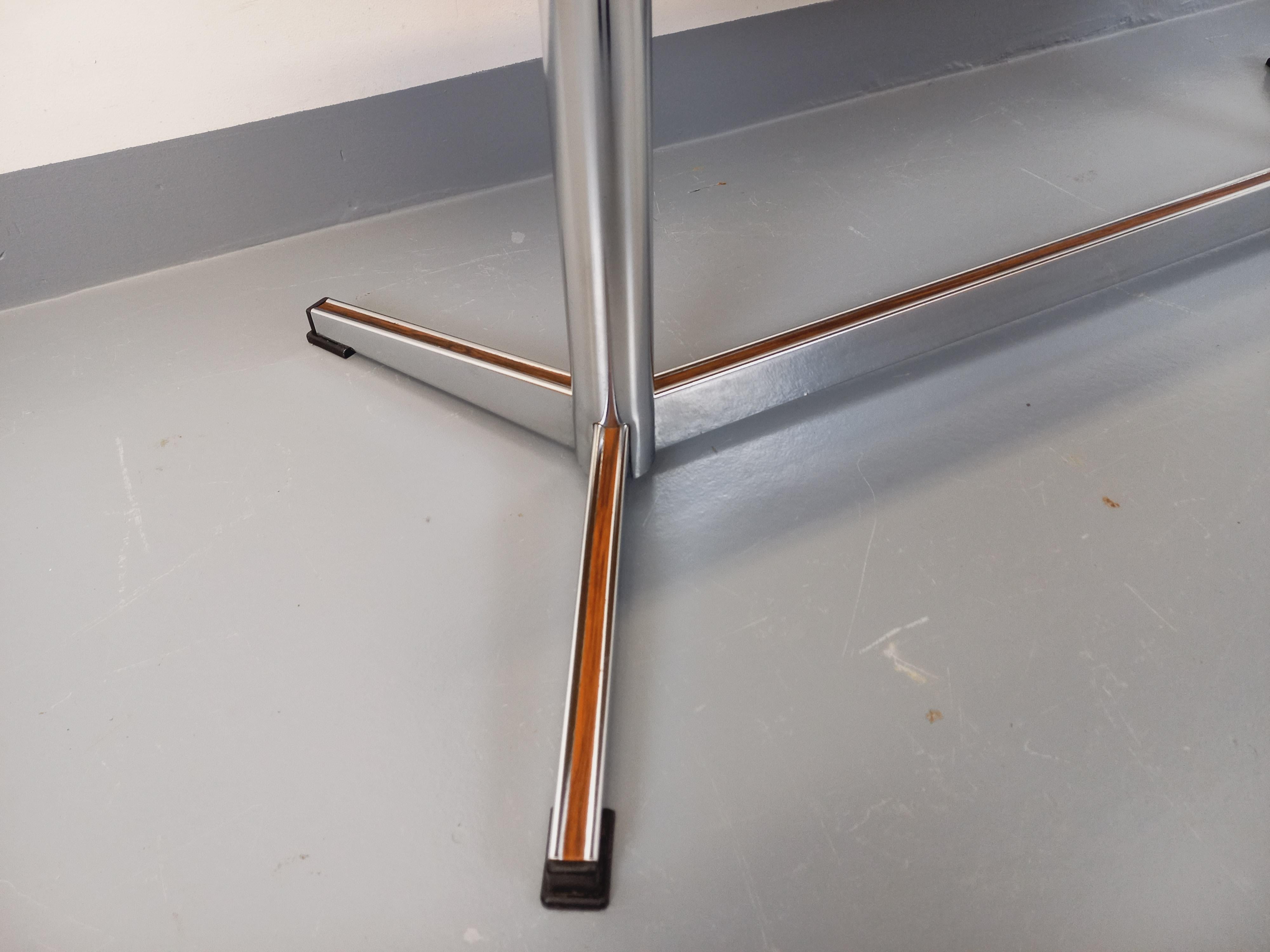 Table basse vintage en céramique et métal chromé des années 70 en vente 2