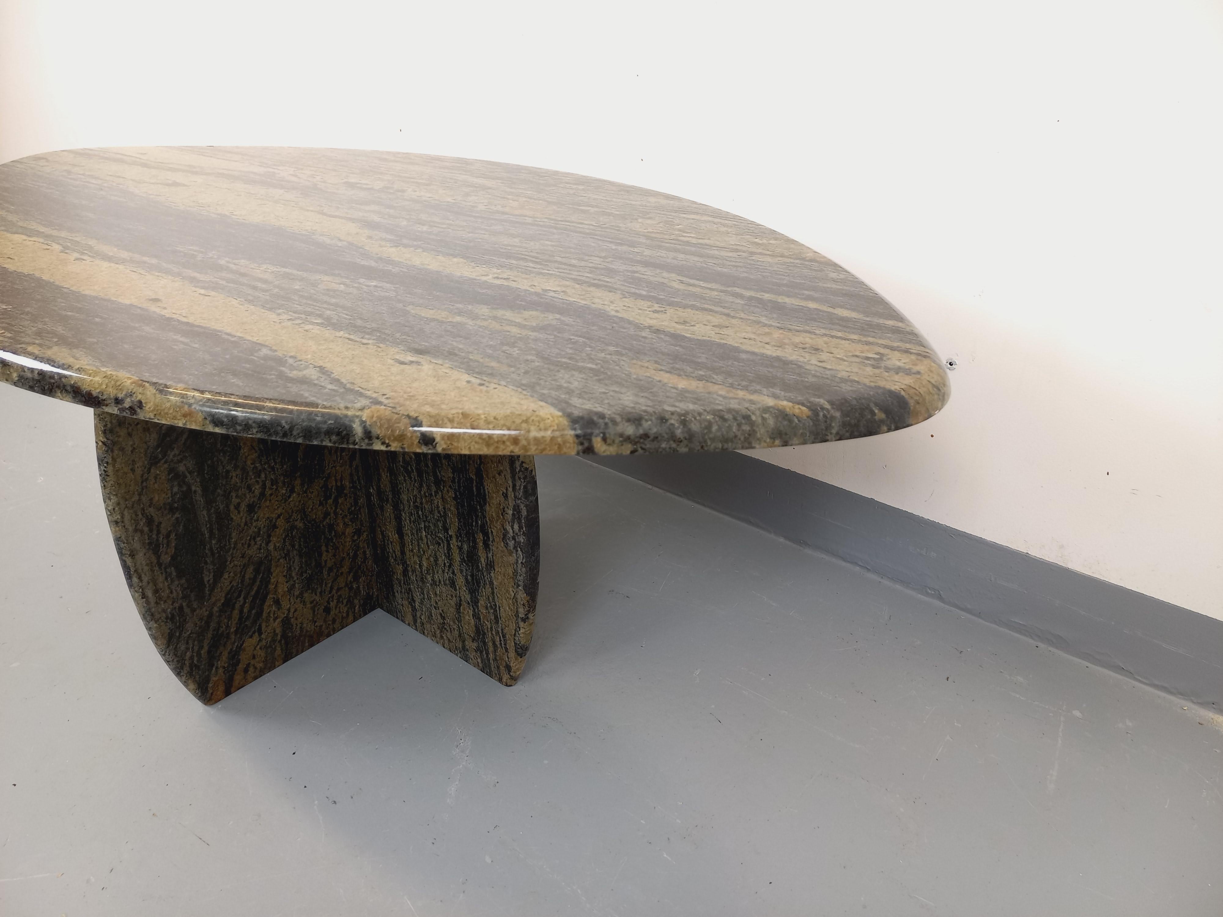Mid-Century Modern Table basse vintage en granit des années 70 en vente