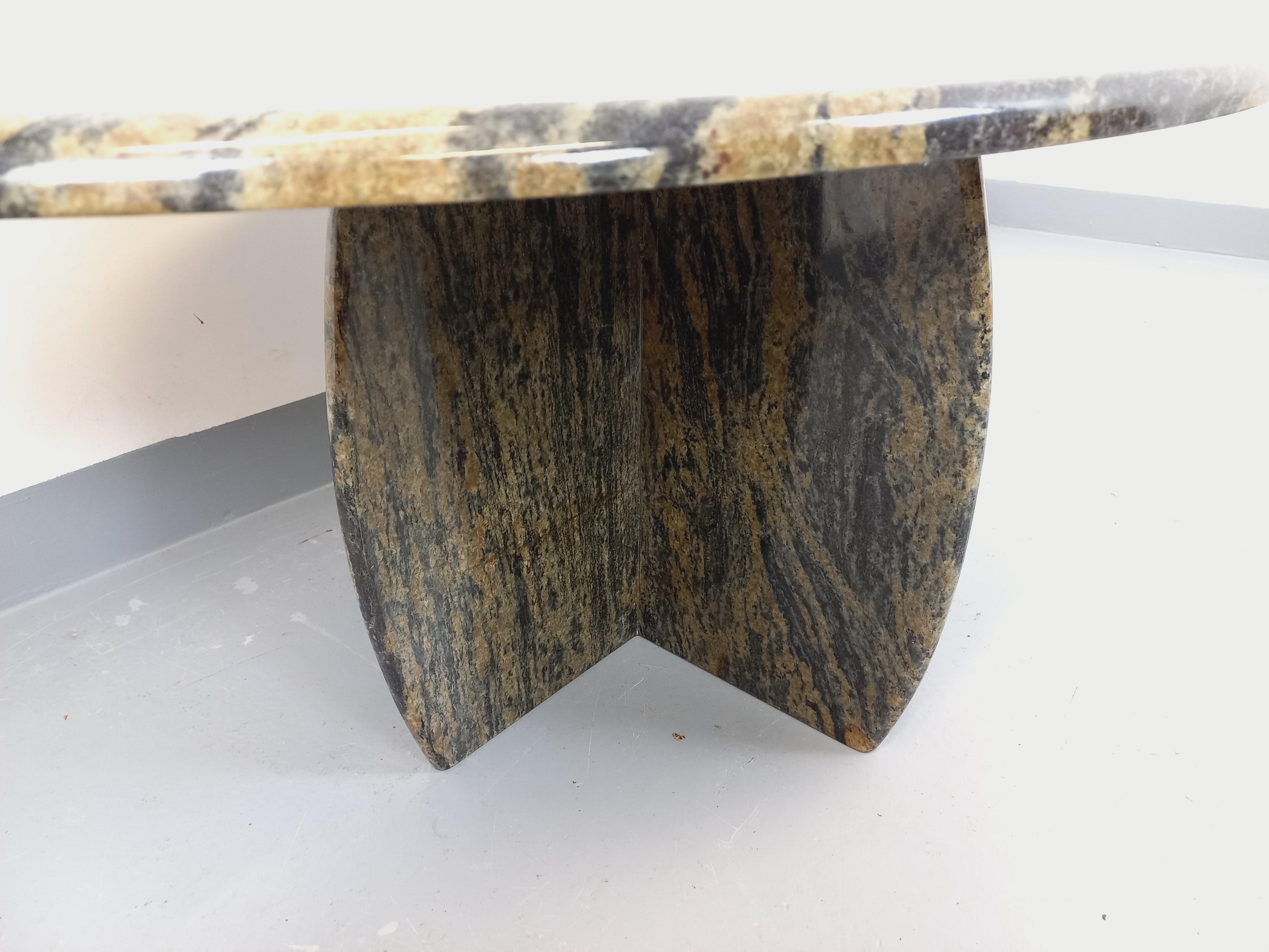 Table basse vintage en granit des années 70 en vente 2