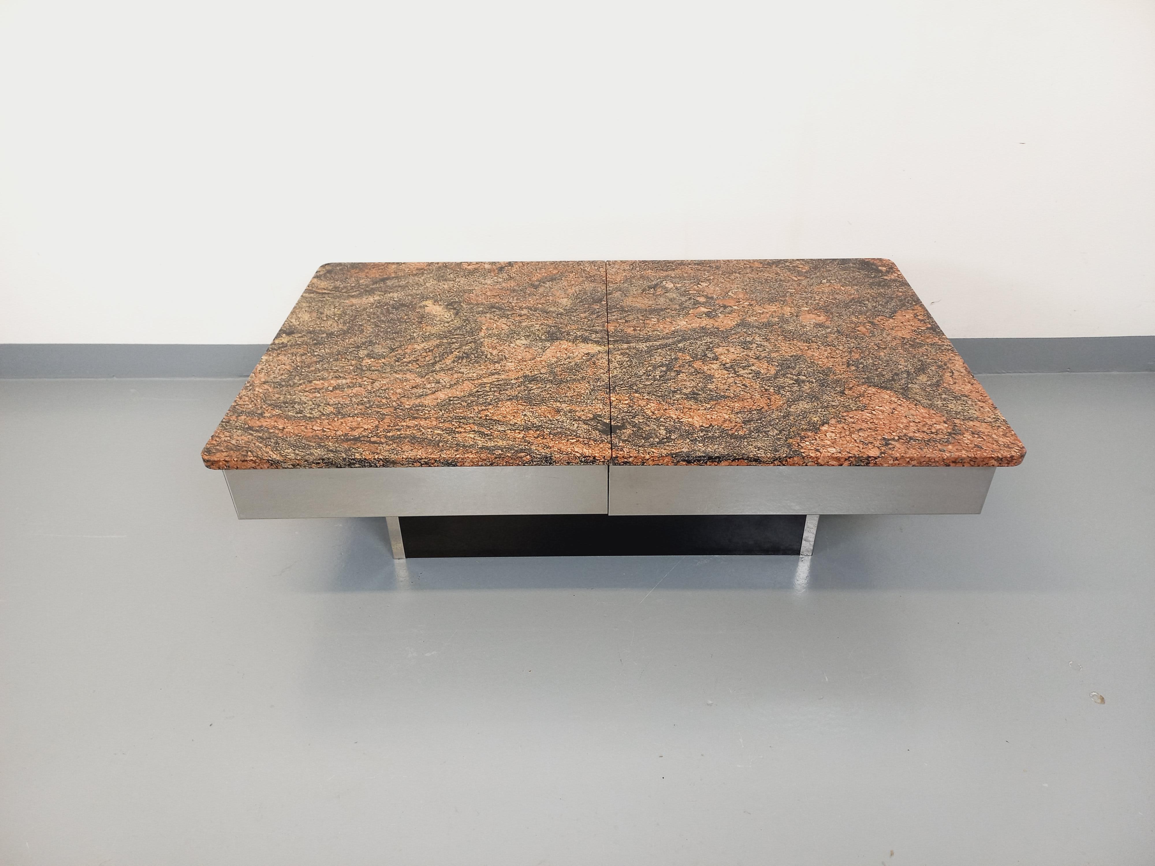 Grande table basse rectangulaire vintage des années 70, très beau design dans le goût de Willy Rizzo ou Eric Maville ou Jean-Claude Mahey pour Roche-Bobois, plateau rectangulaire aux angles arrondis en métal chromé et granit rose, gris et noir,