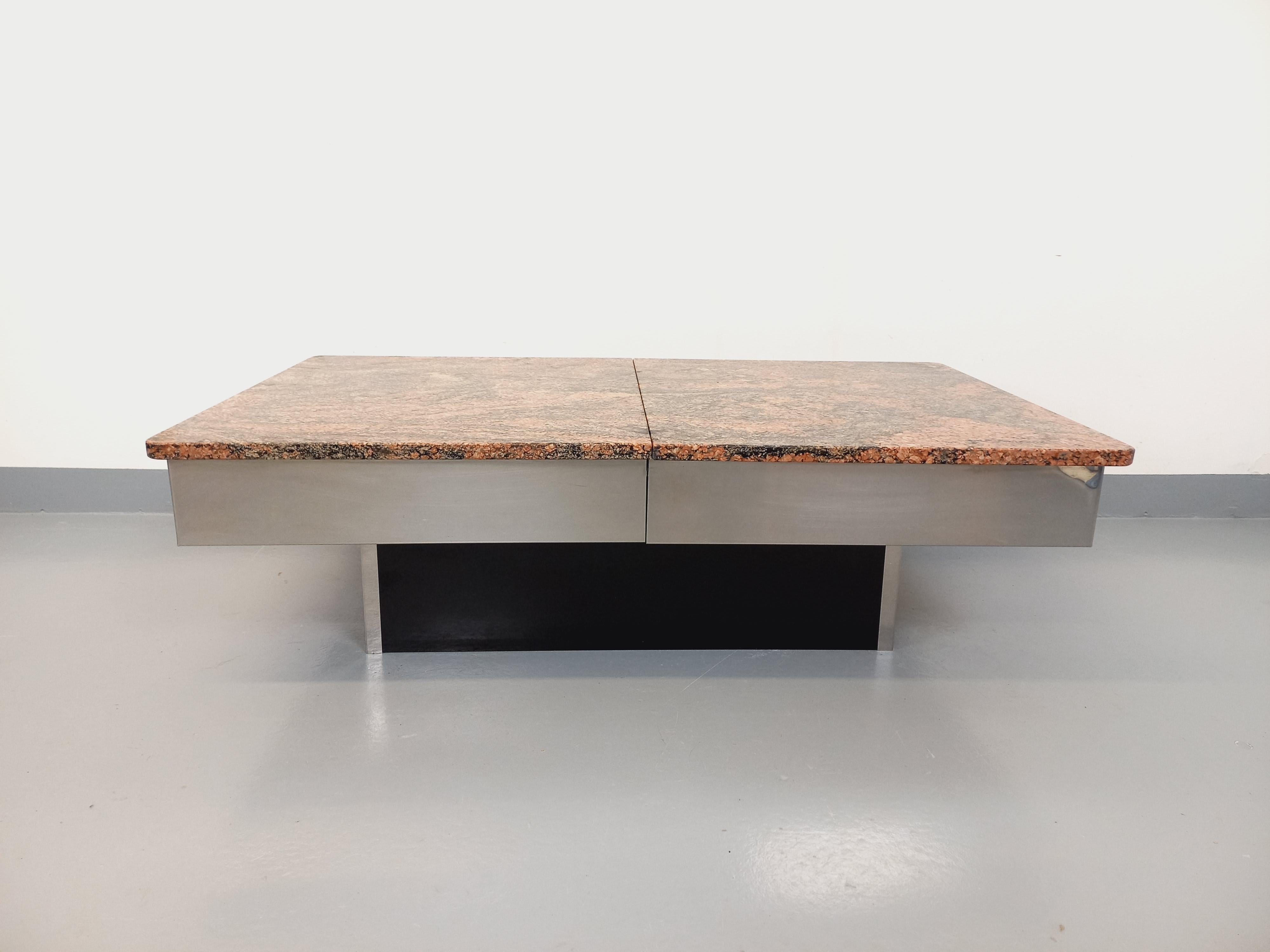 Mid-Century Modern Table basse vintage en granit, métal chromé et mélaminé noir avec bar années 70 For Sale
