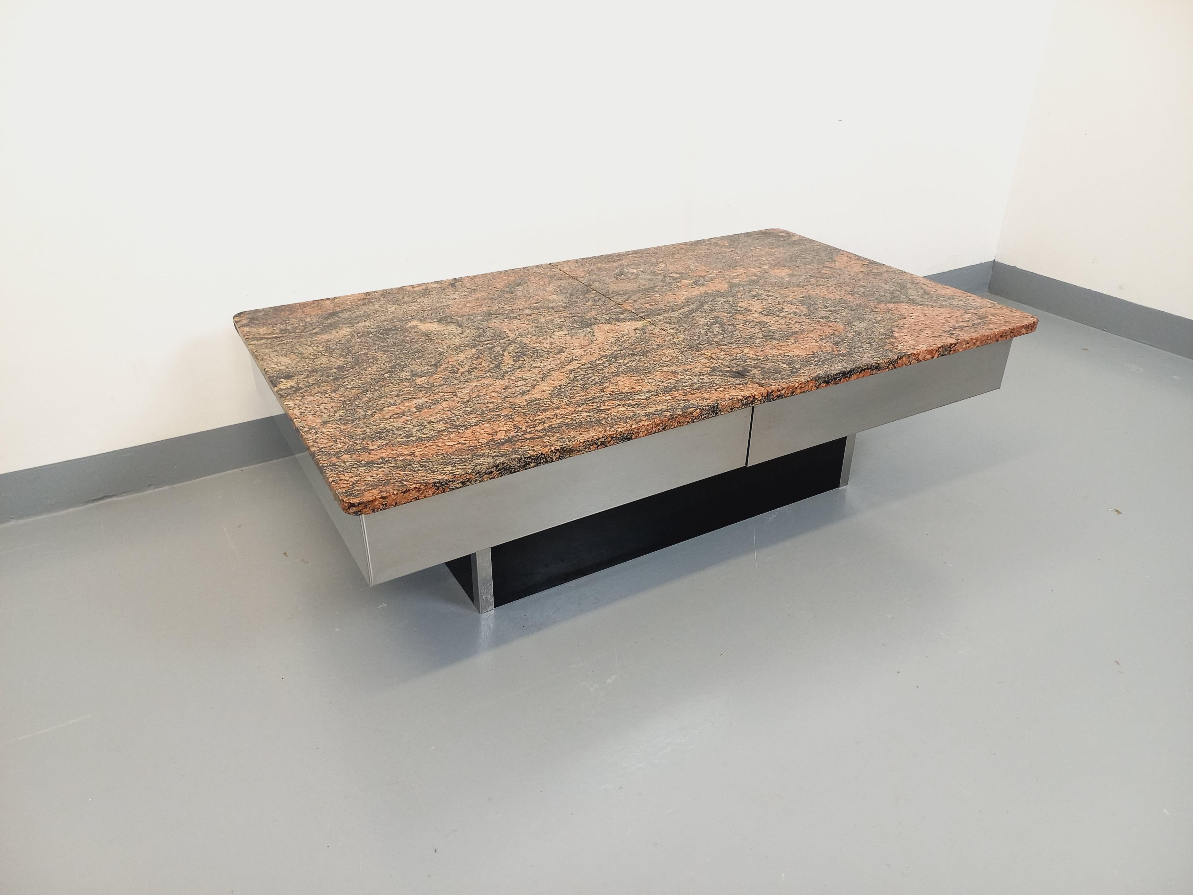 Italian Table basse vintage en granit, métal chromé et mélaminé noir avec bar années 70 For Sale