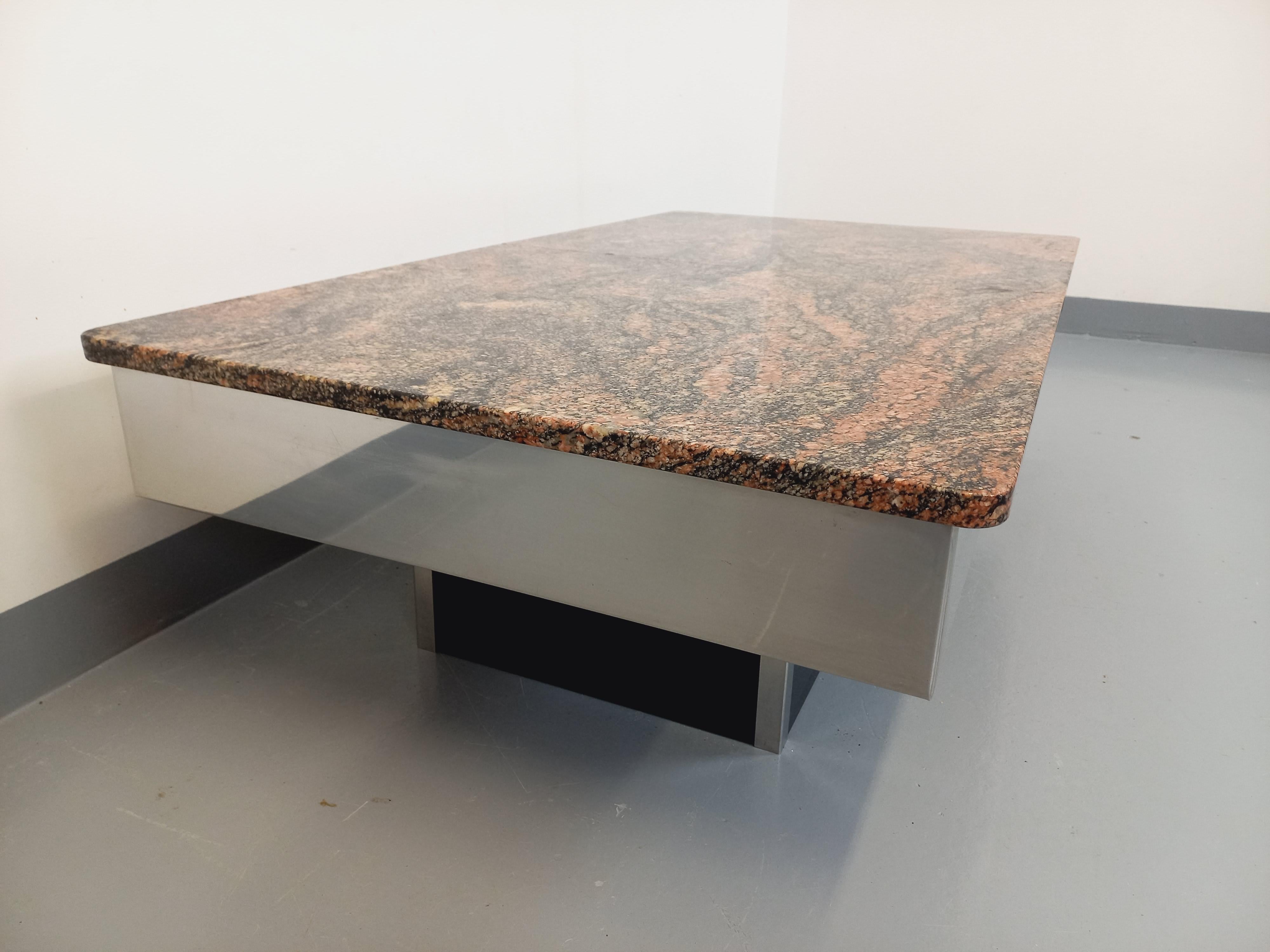 Table basse vintage en granit, métal chromé et mélaminé noir avec bar années 70 In Good Condition For Sale In BESANÇON, FR