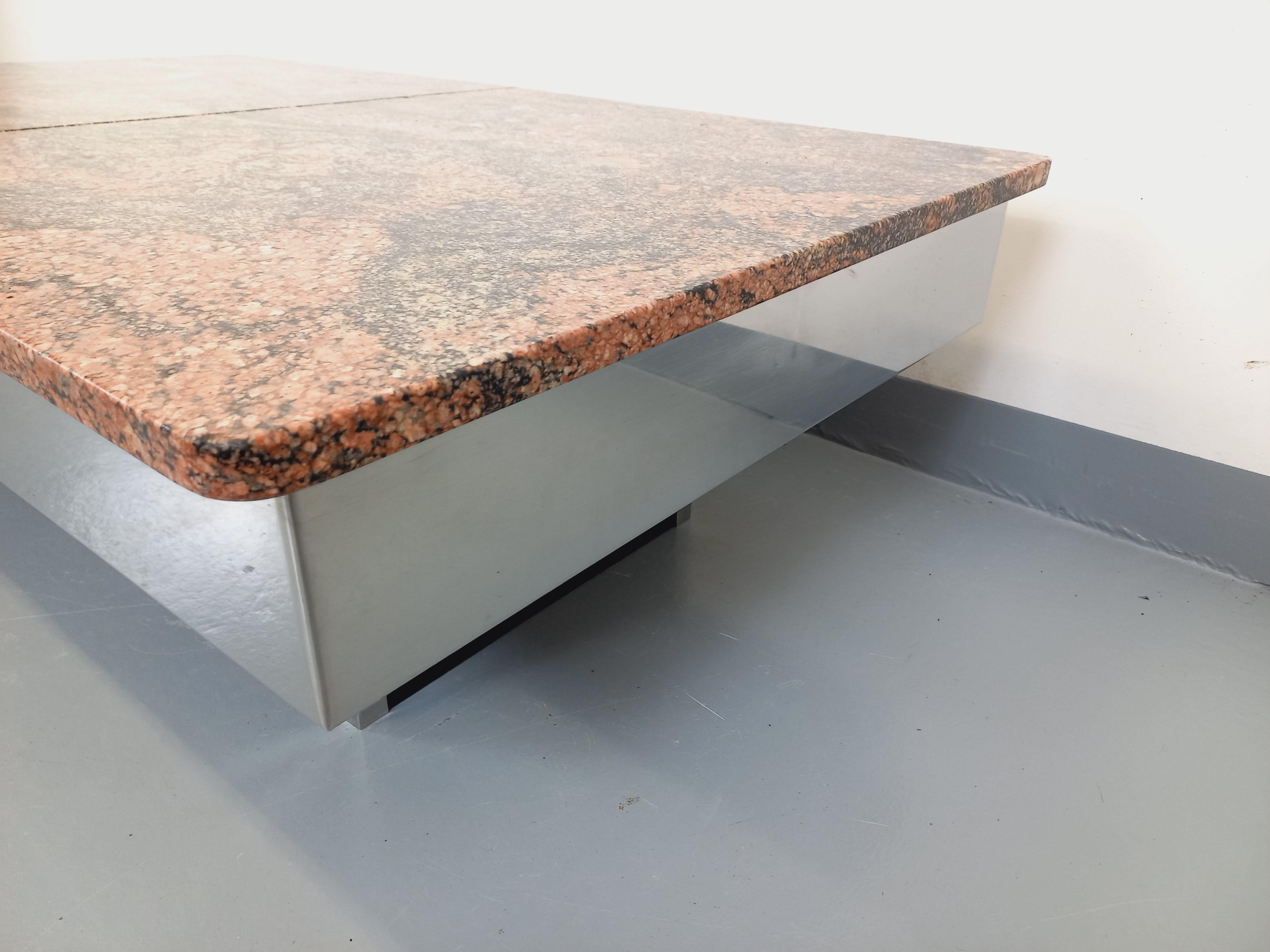 Metal Table basse vintage en granit, métal chromé et mélaminé noir avec bar années 70 For Sale
