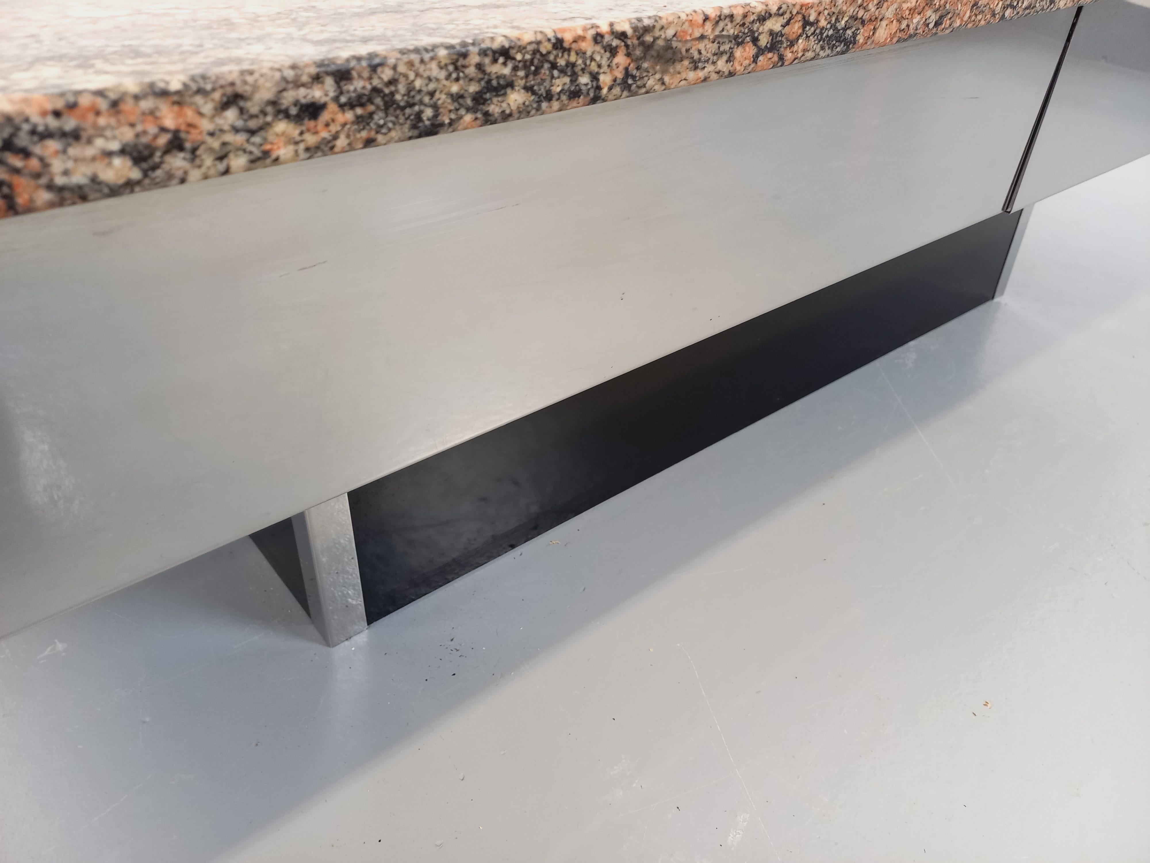 Table basse vintage en granit, métal chromé et mélaminé noir avec bar années 70 For Sale 1