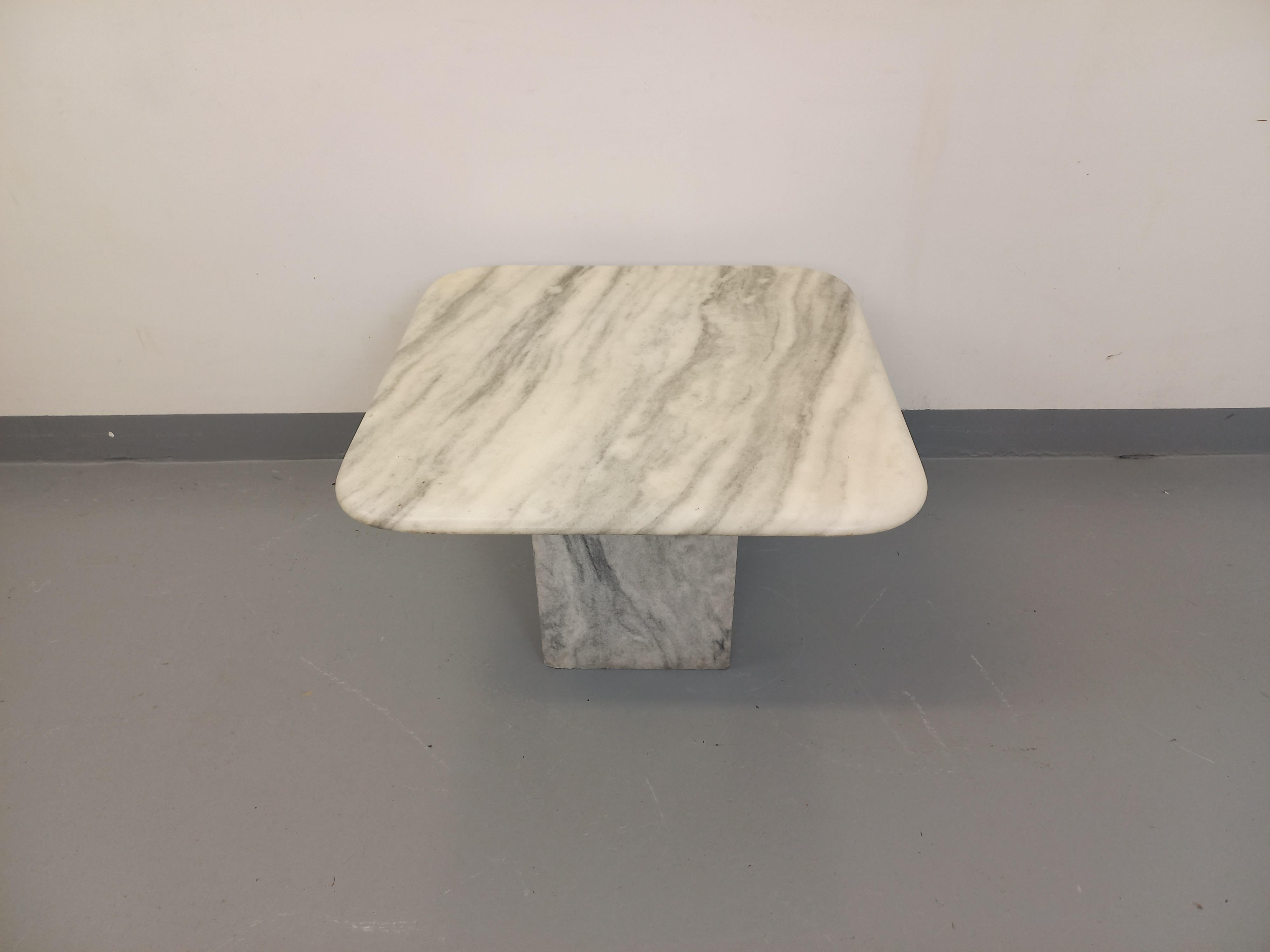 Table basse vintage en marbre blanc des années 70 en vente 3