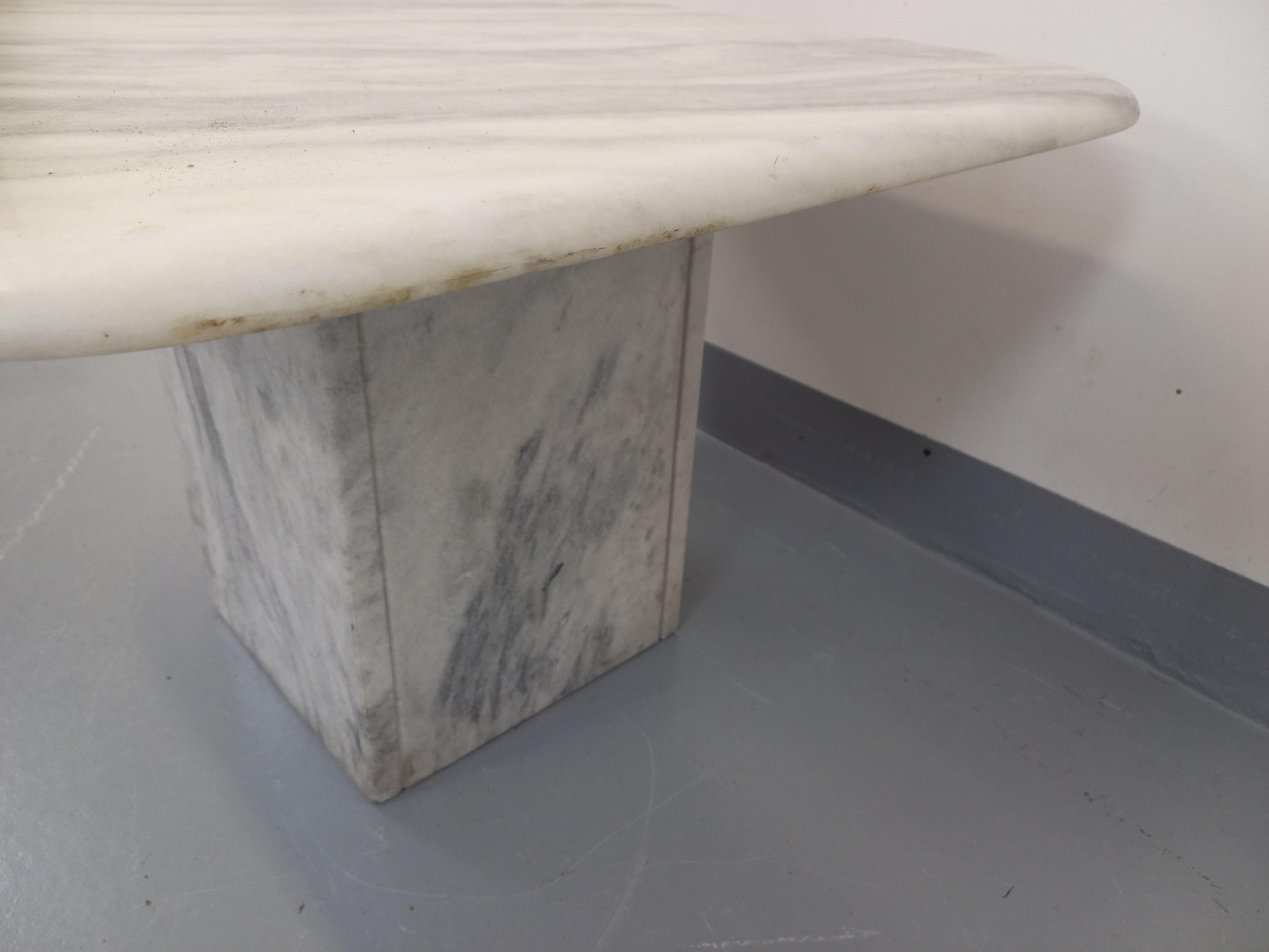 Table basse vintage en marbre blanc des années 70 en vente 4