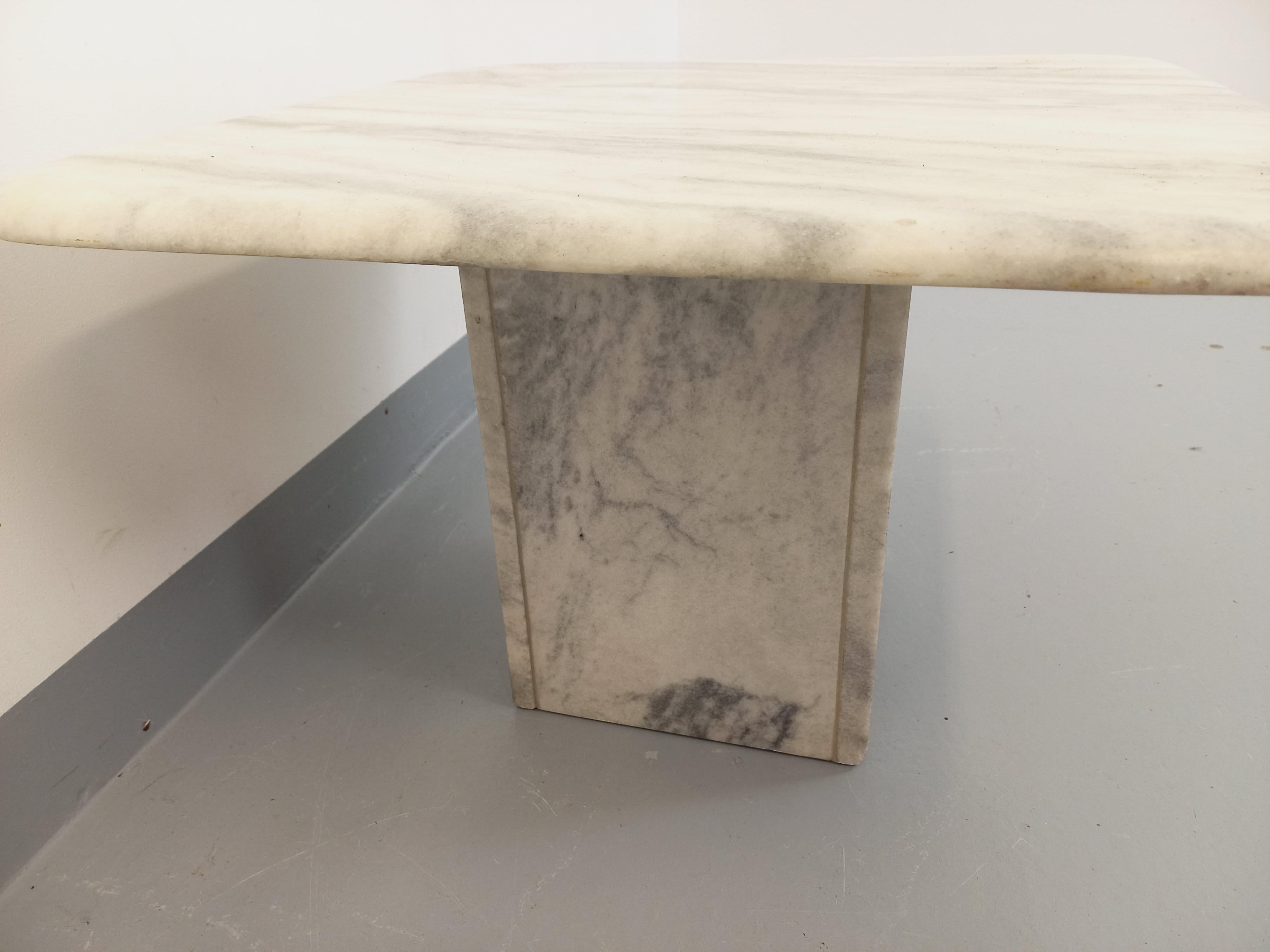Très belle table basse vintage en marbre blanc veiné gris des années 70, type marbre de Carrare, design italien, plateau carré aux bords arrondis, pied cubique central, très bon état général.
Ref 221 026
Hauteur : 41 cm
Longueur : 62 cm
Largeur : 62