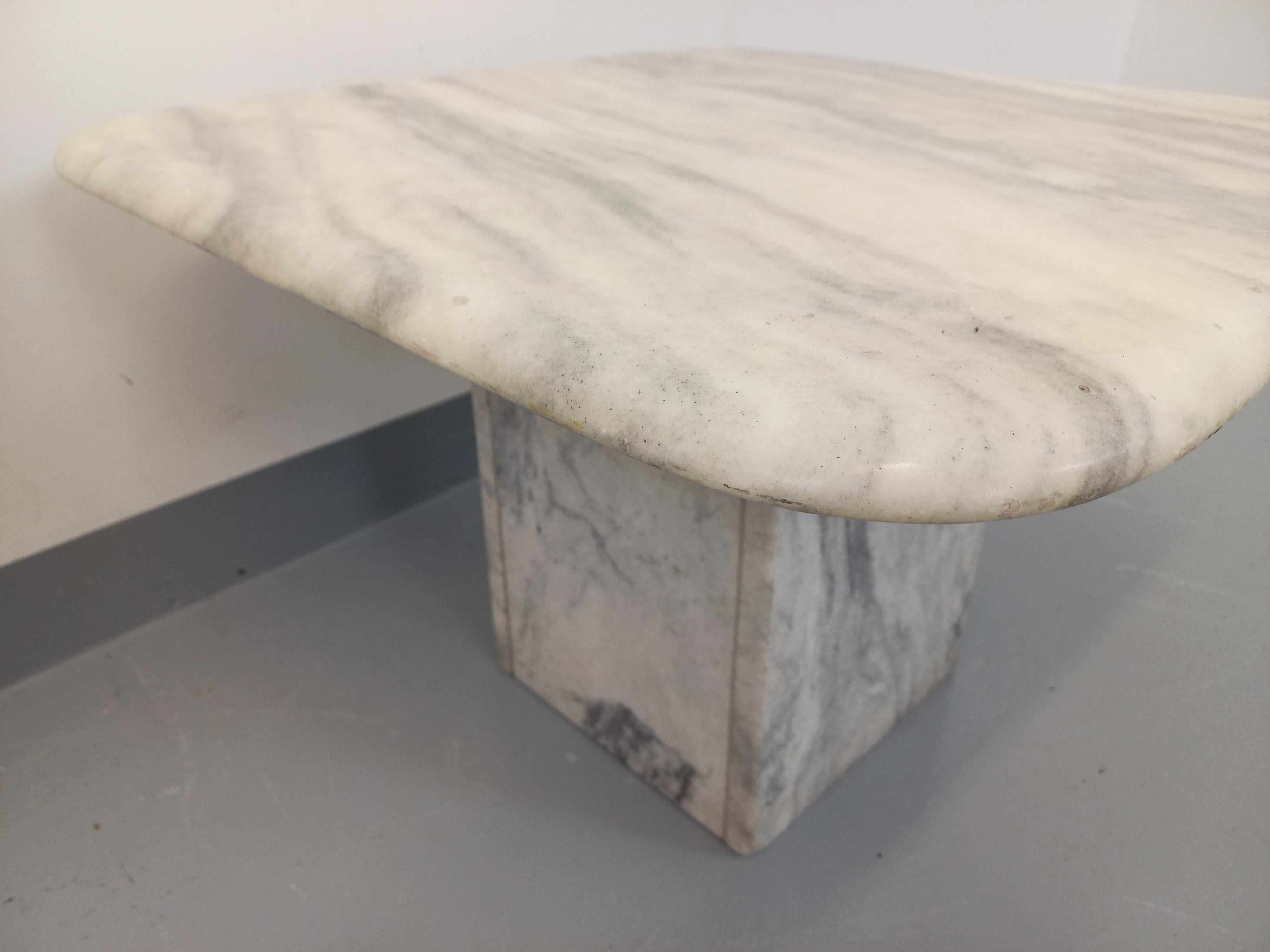 Français Table basse vintage en marbre blanc des années 70 en vente