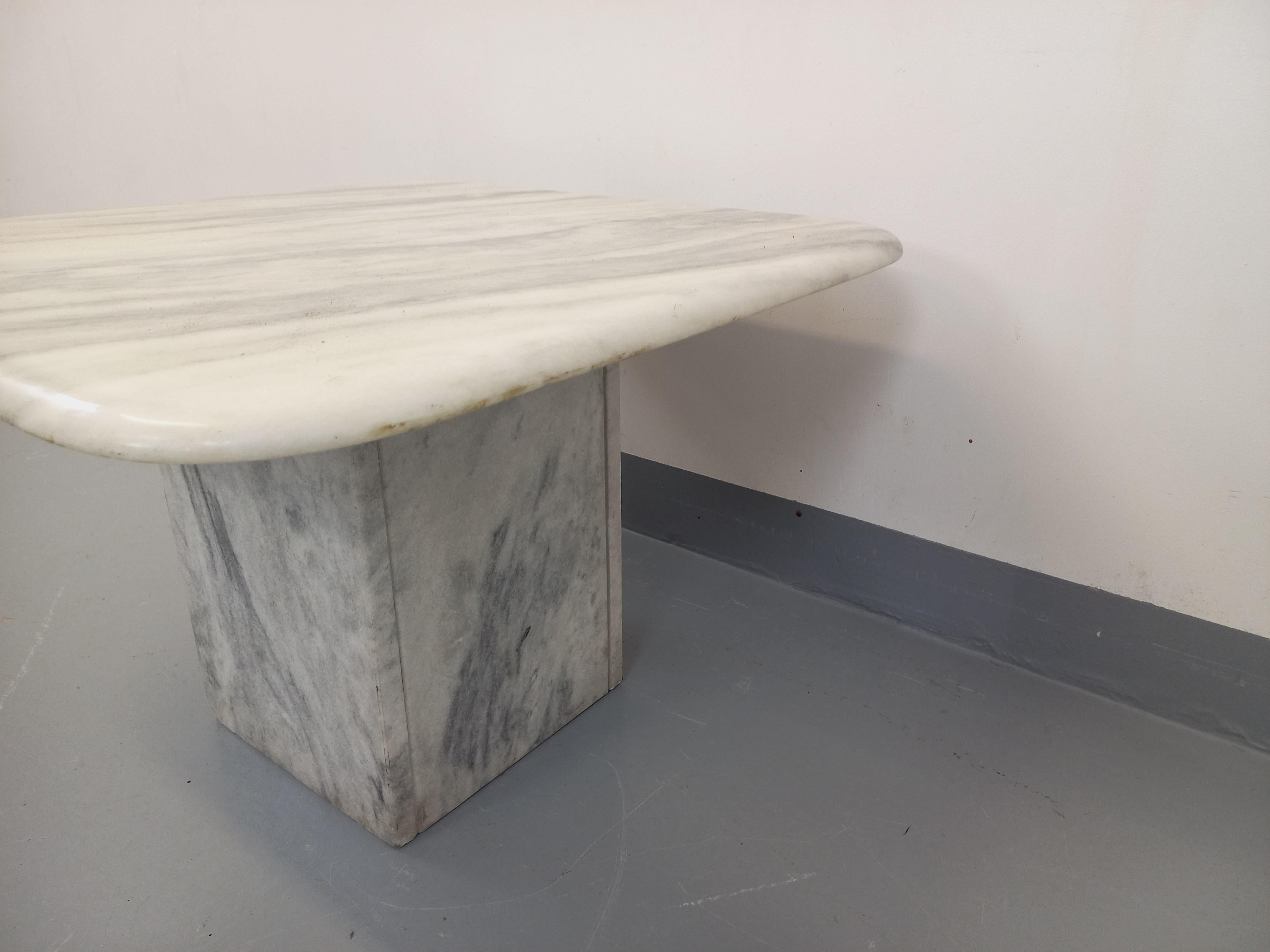 Fin du 20e siècle Table basse vintage en marbre blanc des années 70 en vente