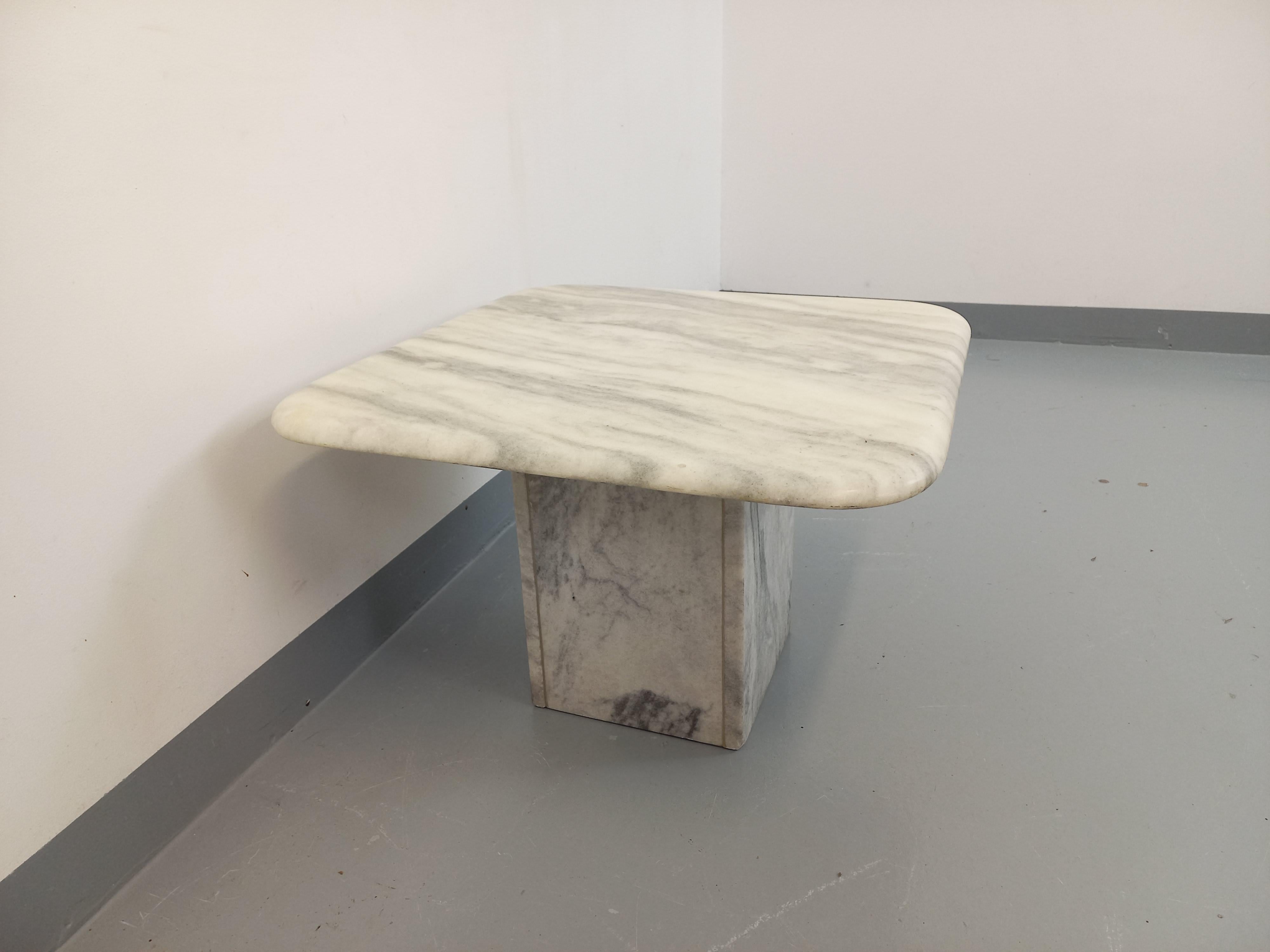 Marbre Table basse vintage en marbre blanc des années 70 en vente
