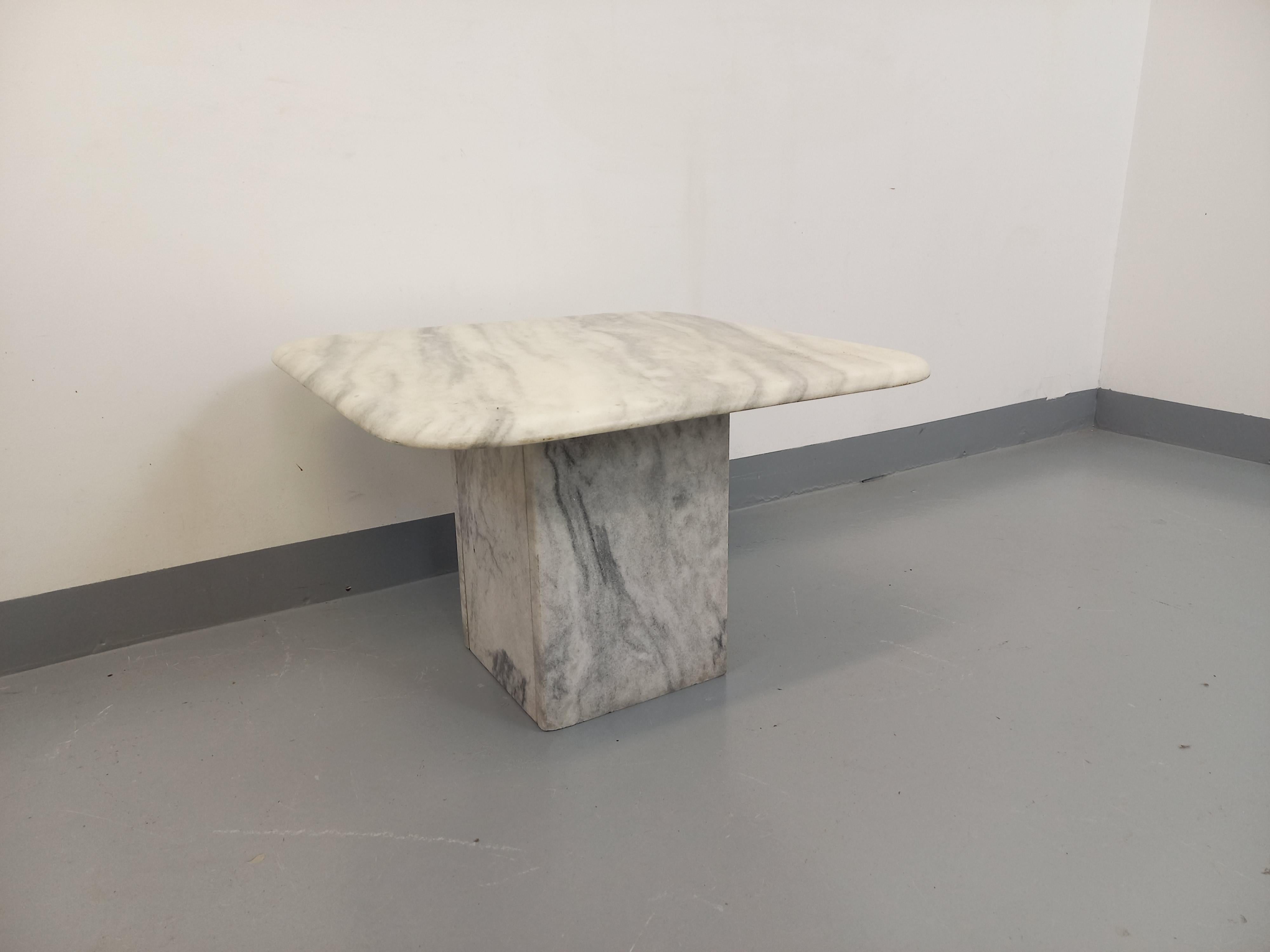 Table basse vintage en marbre blanc des années 70 en vente 1