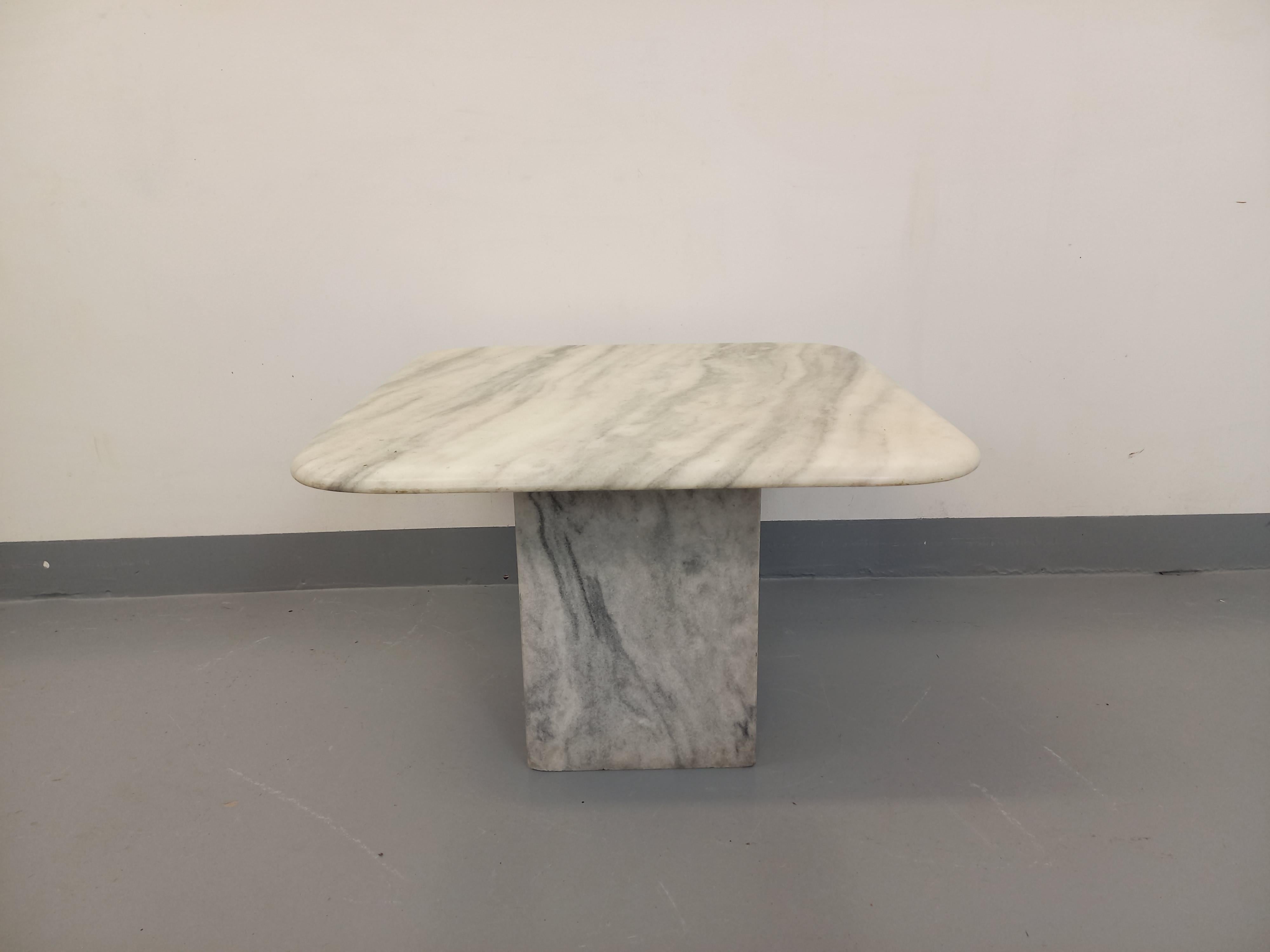 Table basse vintage en marbre blanc des années 70 en vente 2