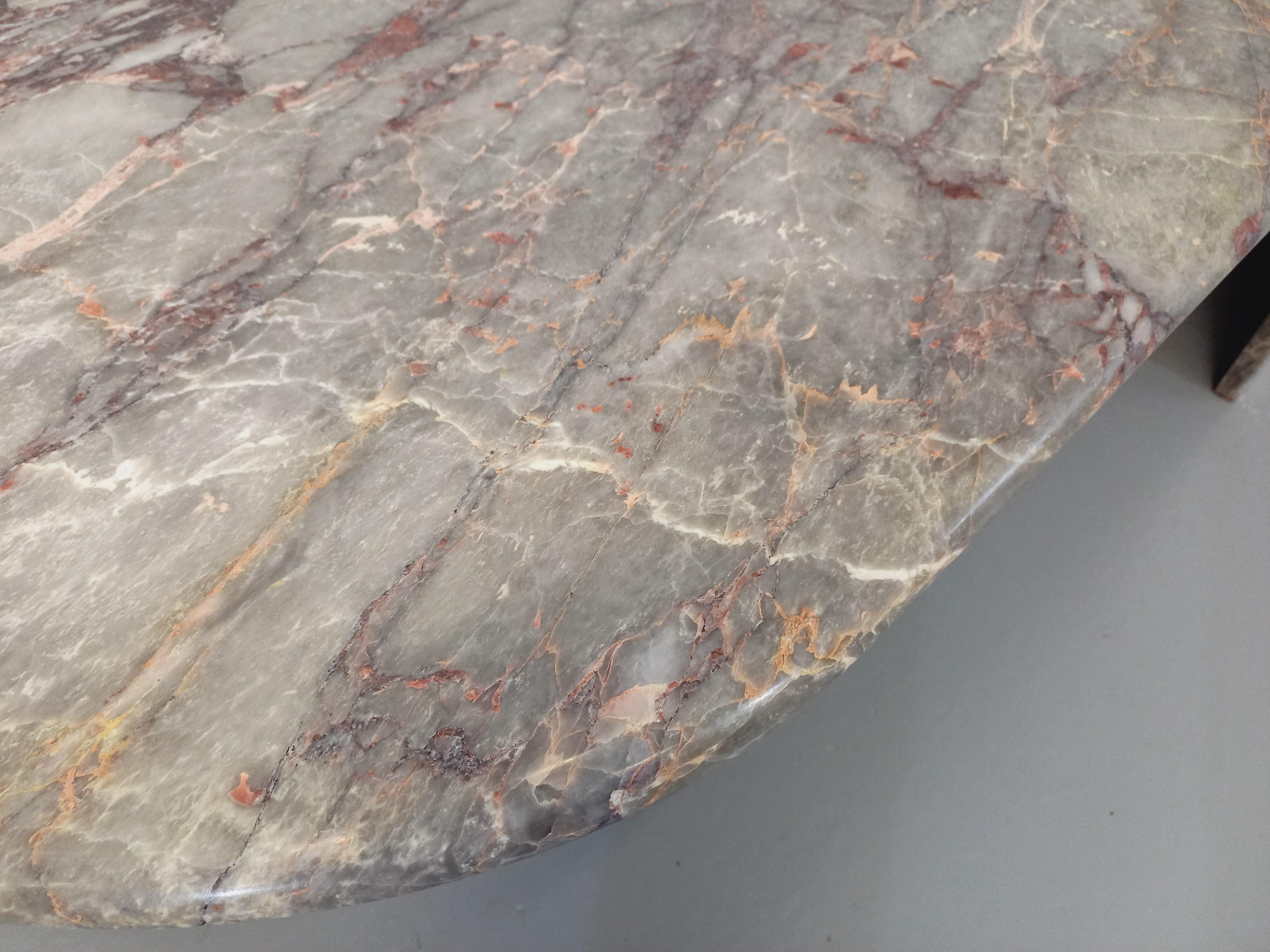 Grande table basse vintage des années 70, en joli marbre gris clair avec très beau veinage rose, blanc et grenat foncé, forme rectangulaire arrondie sur deux angles (ou forme d'oeil) et deux pieds angulaires. Superbe design, probablement de chez
