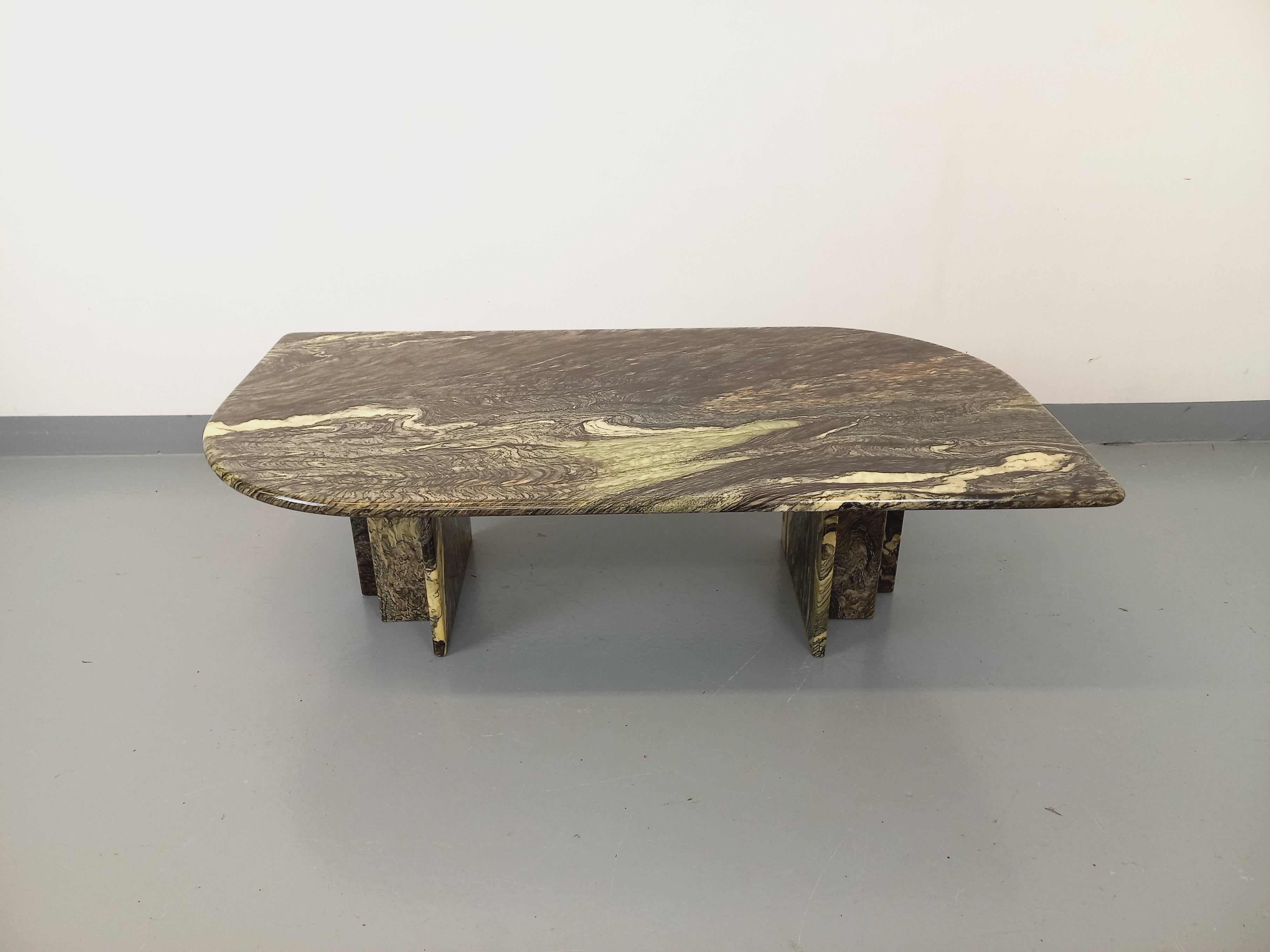 Table basse vintage des années 70, en joli marbre type Be.Jolie Jolie avec très beau veinage gris foncé, noir, vert, vieux rose saumoné et ivoire, forme rectangulaire arrondie sur deux angles (ou forme d'oeil) et deux pieds originaux à 4 pans.
