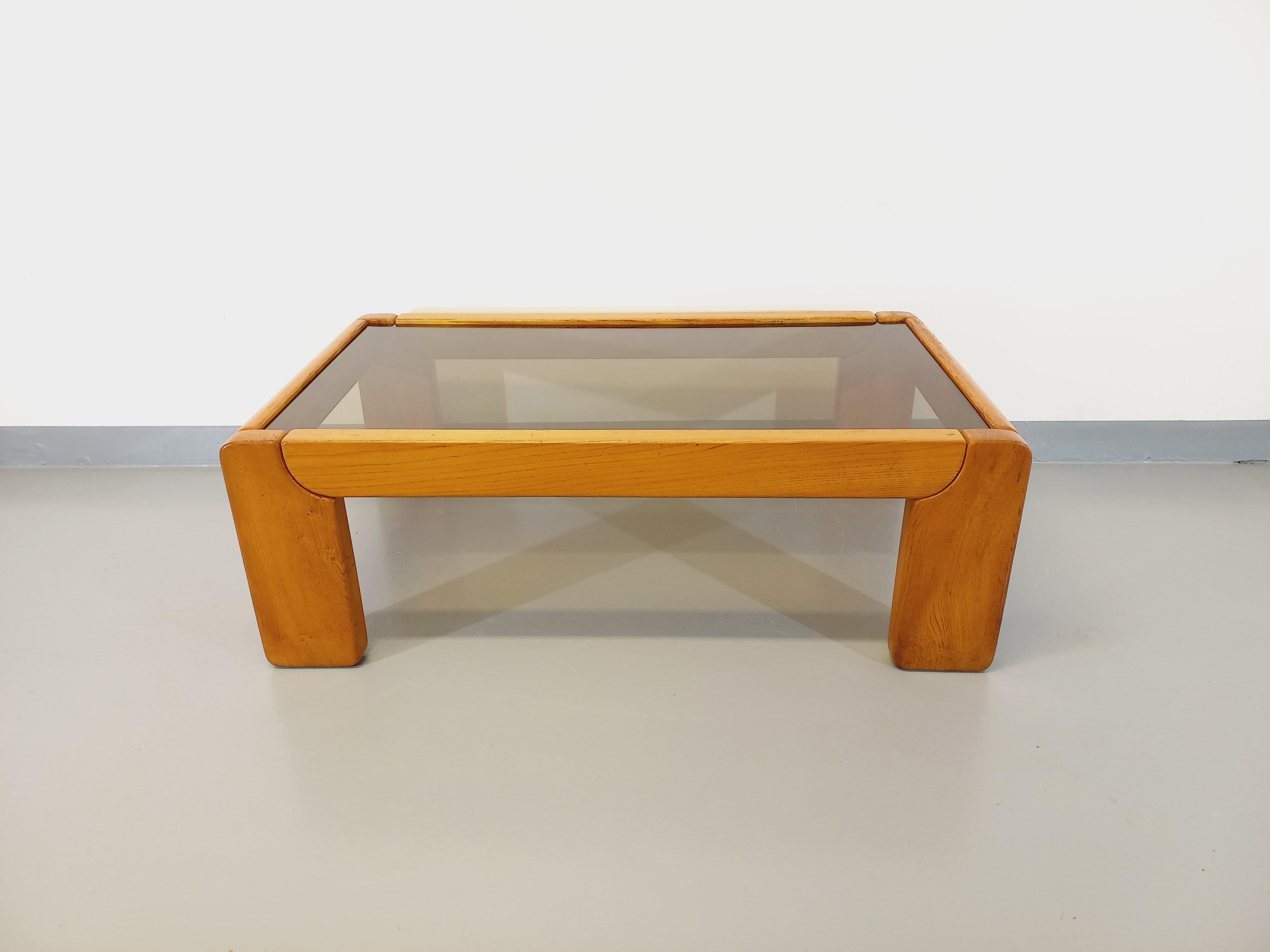 Table basse vintage en orme et verre fumé Maison Maison Regain des années 70 80 3