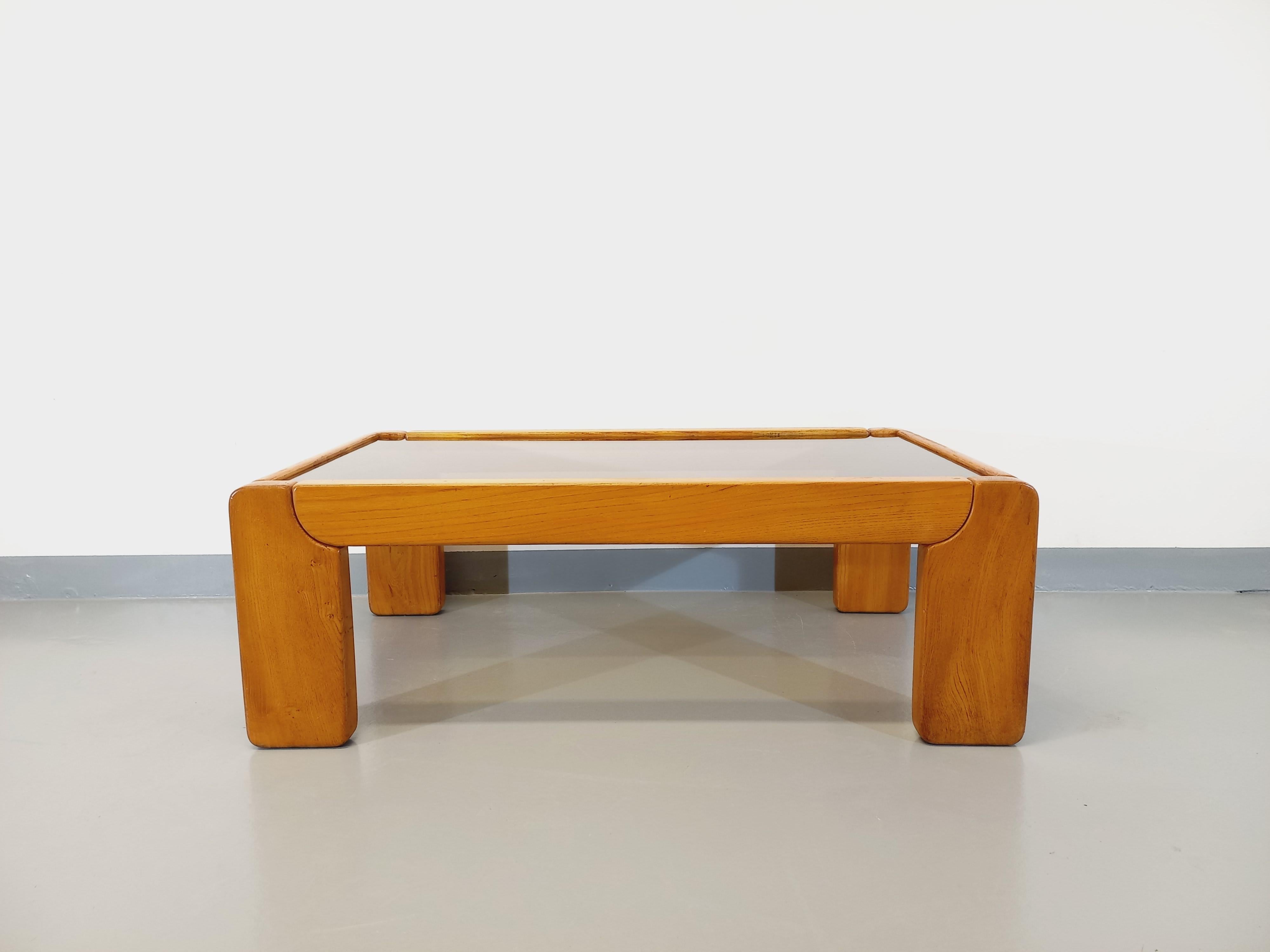 Table basse vintage en orme et verre fumé Maison Maison Regain des années 70 80 4