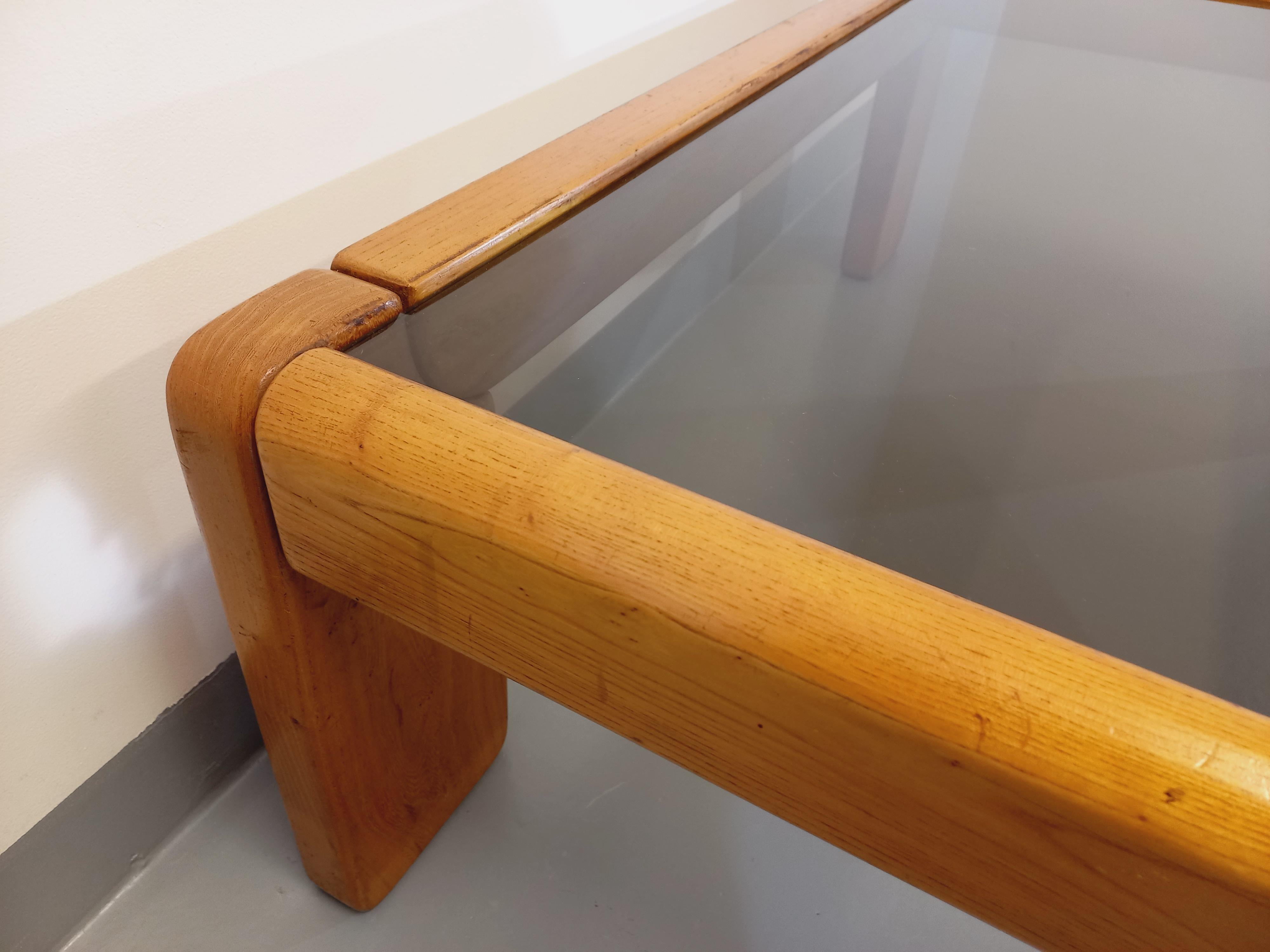 Mid-Century Modern Table basse vintage en orme et verre fumé Maison Maison Regain des années 70 80