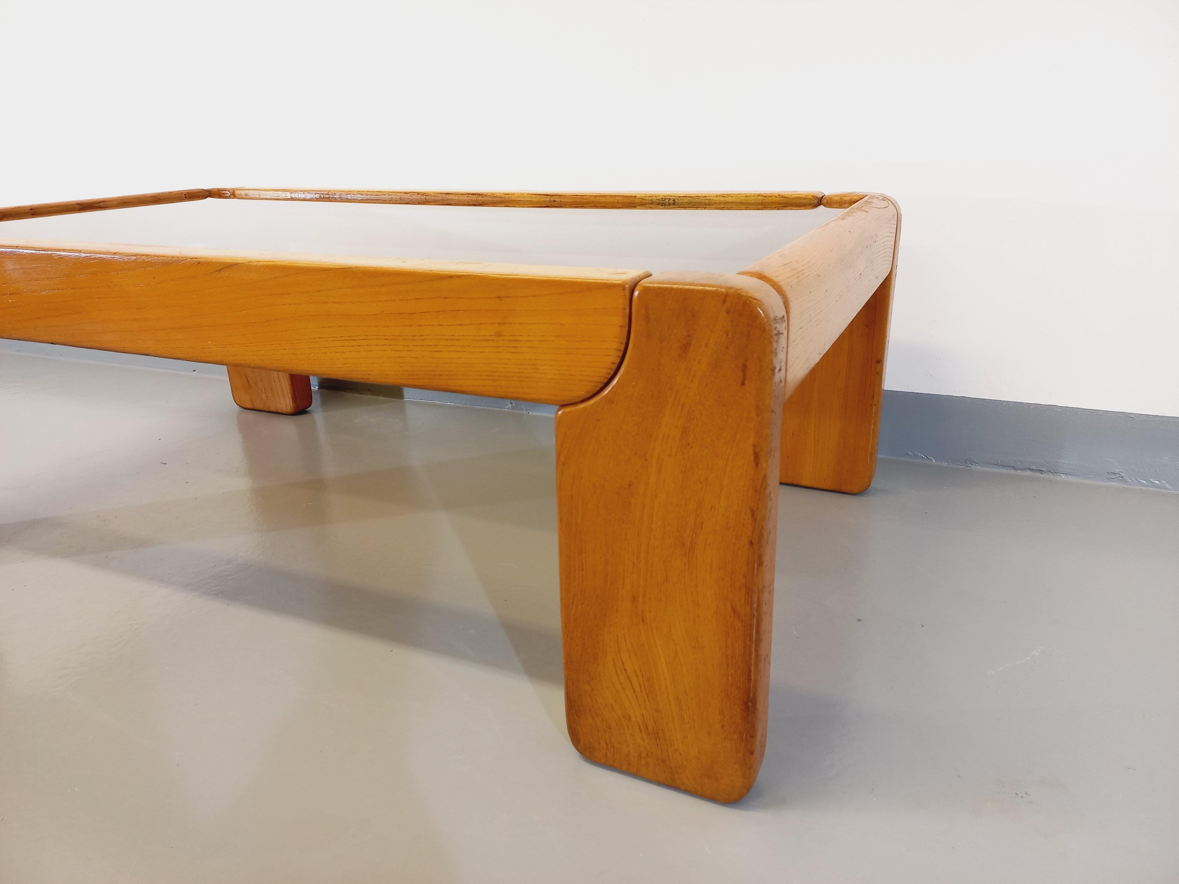Table basse vintage en orme et verre fumé Maison Maison Regain des années 70 80 Bon état à BESANÇON, FR