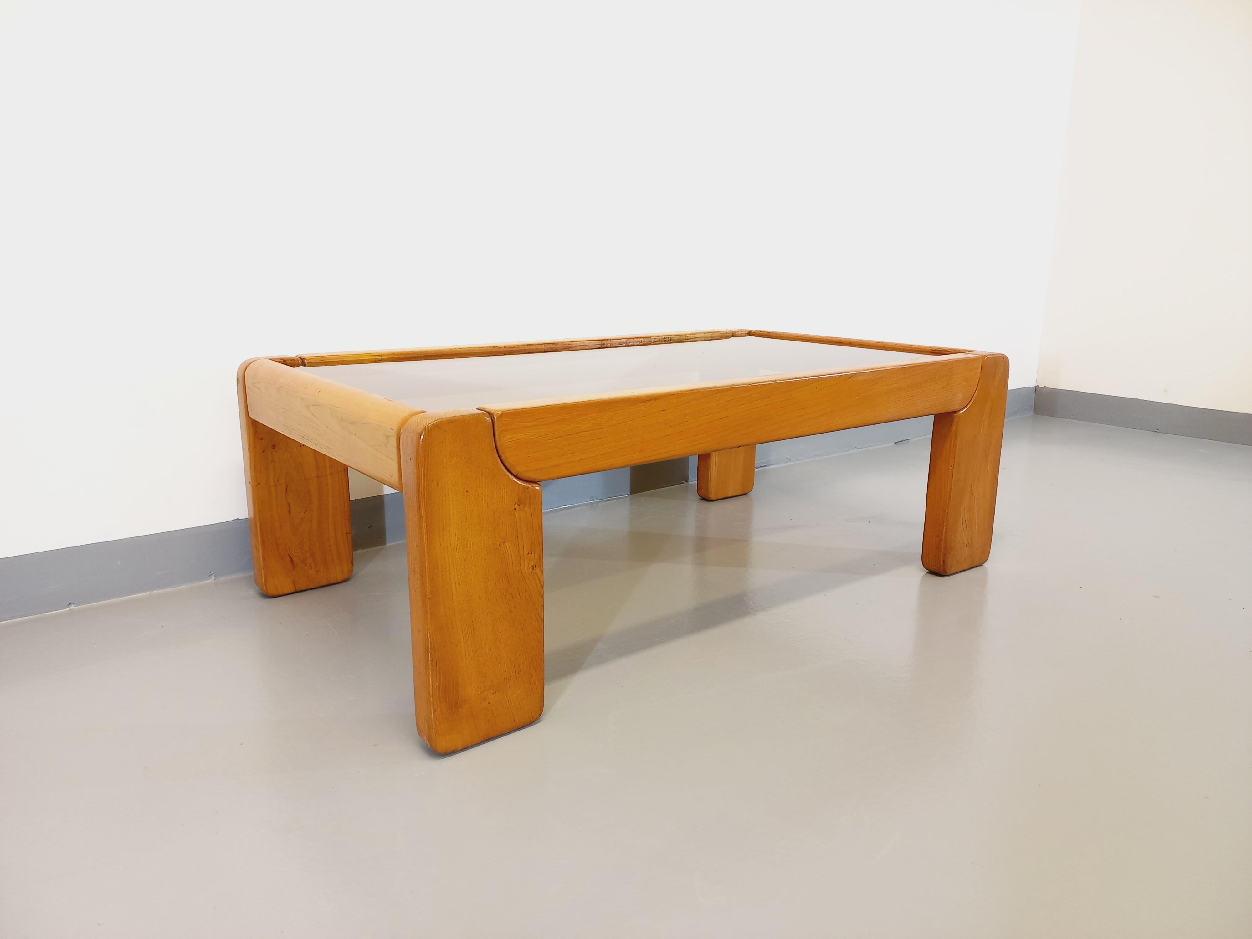 Table basse vintage en orme et verre fumé Maison Maison Regain des années 70 80 1