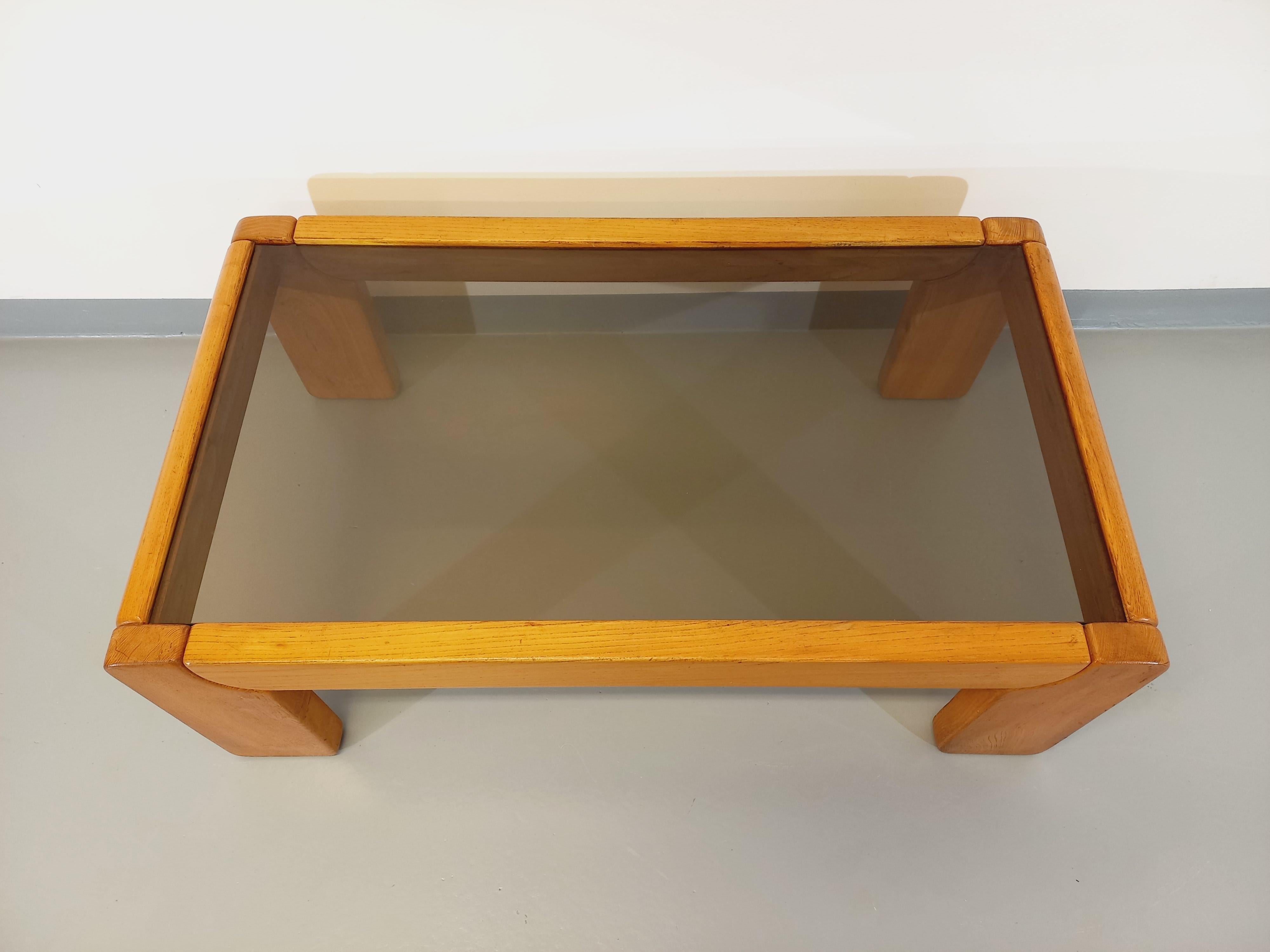 Table basse vintage en orme et verre fumé Maison Maison Regain des années 70 80 2