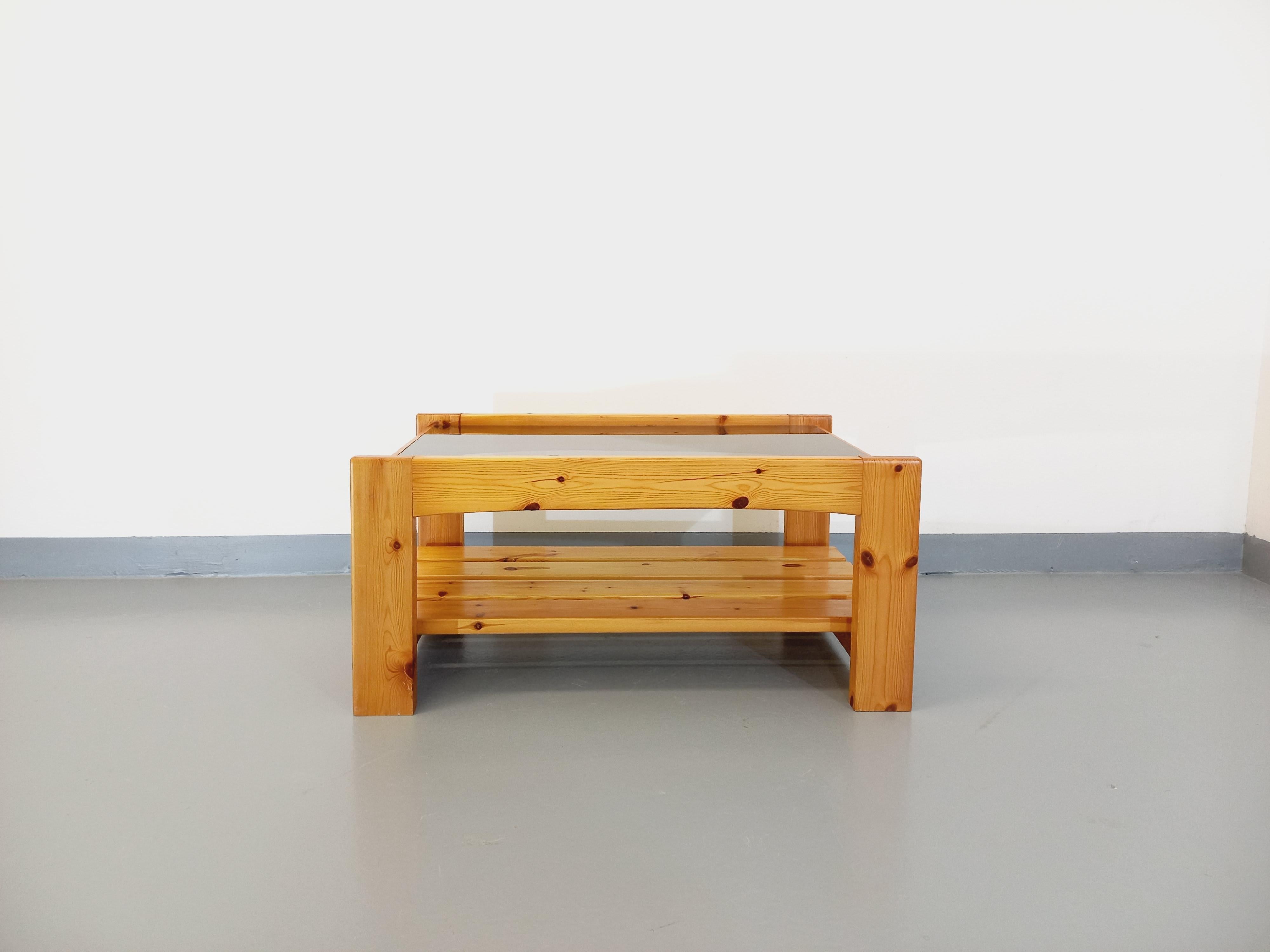Table basse vintage en pin et verre fumé des années 70 80 en vente 3