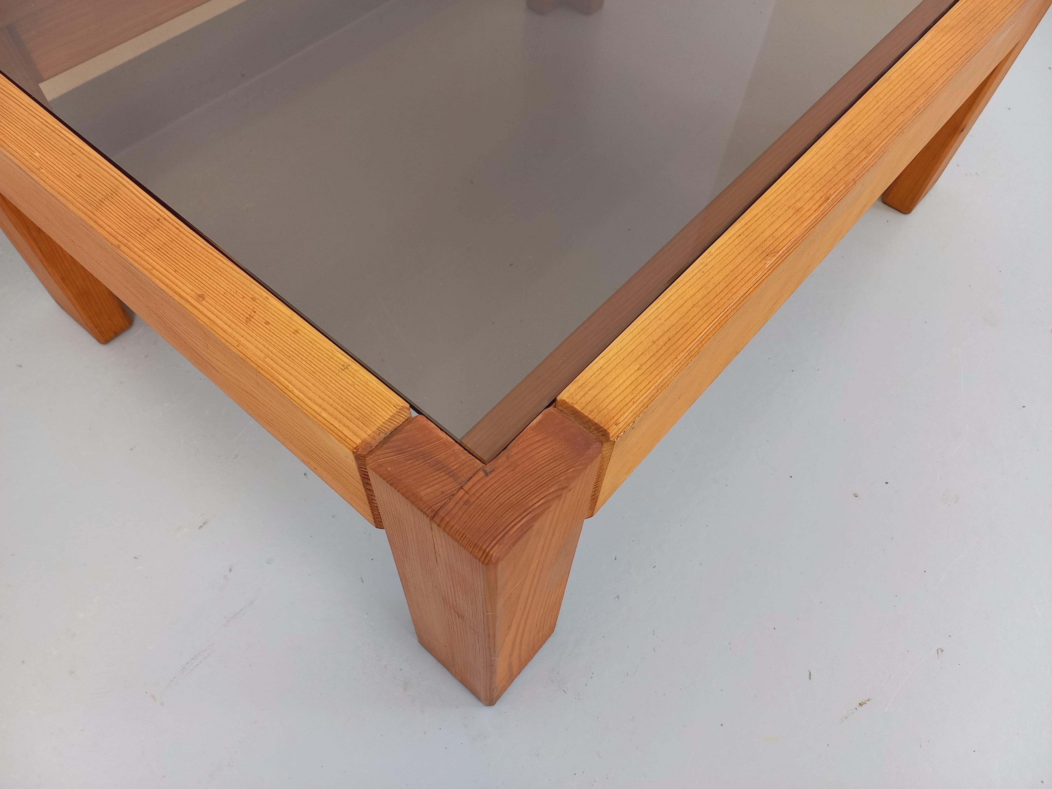 Tavolo basso vintage in legno e vetro fumé degli anni 70-80 6