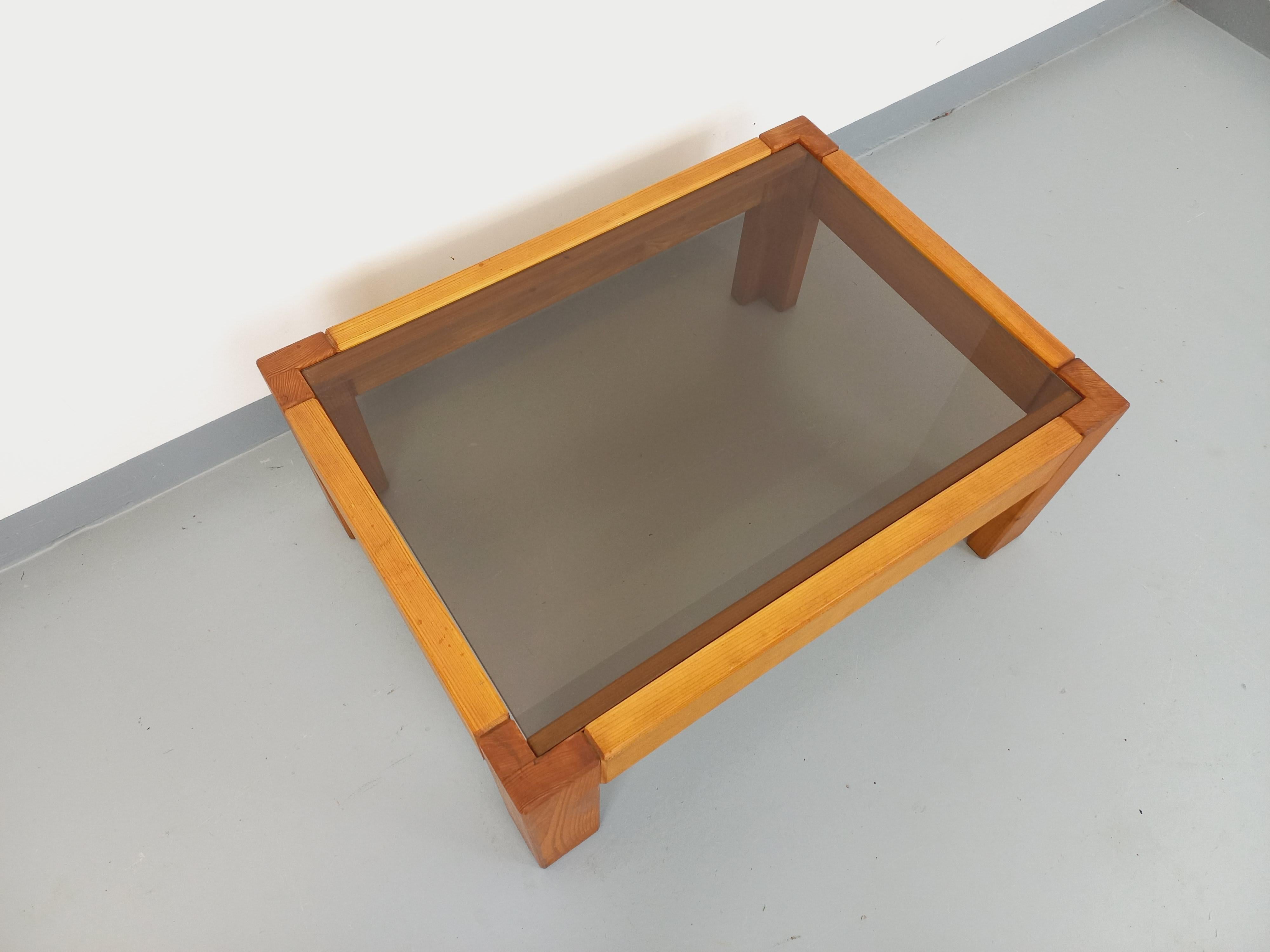 Tavolo basso rettangolare vintage degli anni 70 80, struttura e piedini in legno, piano in vetro fumé rettangolare, bel design nello stile della Maison Regain o del modello di tavolo Bastiano Tobia Scarpa édition Knoll, buono stato generale con quei