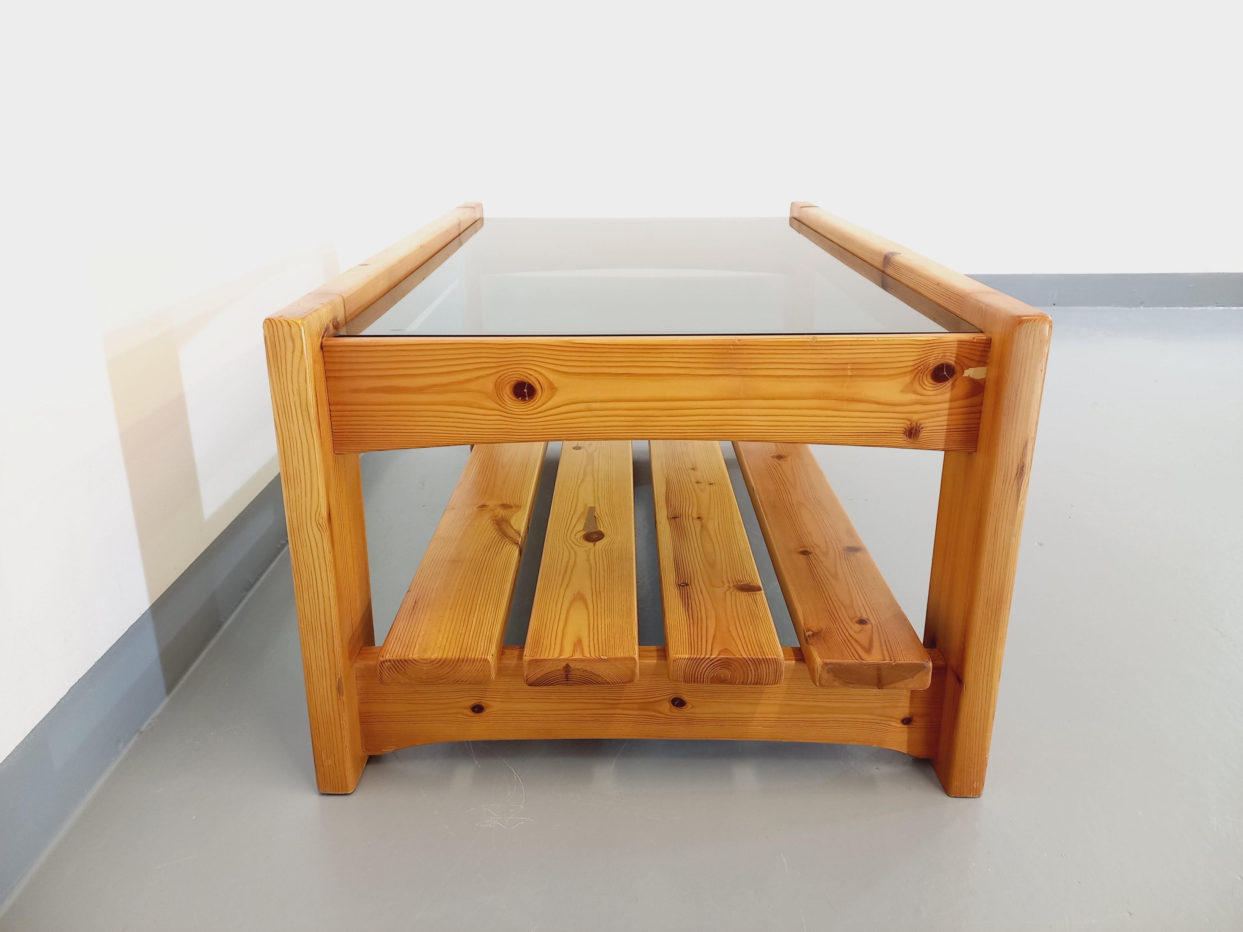 Mid-Century Modern Table basse vintage en pin et verre fumé des années 70 80 en vente
