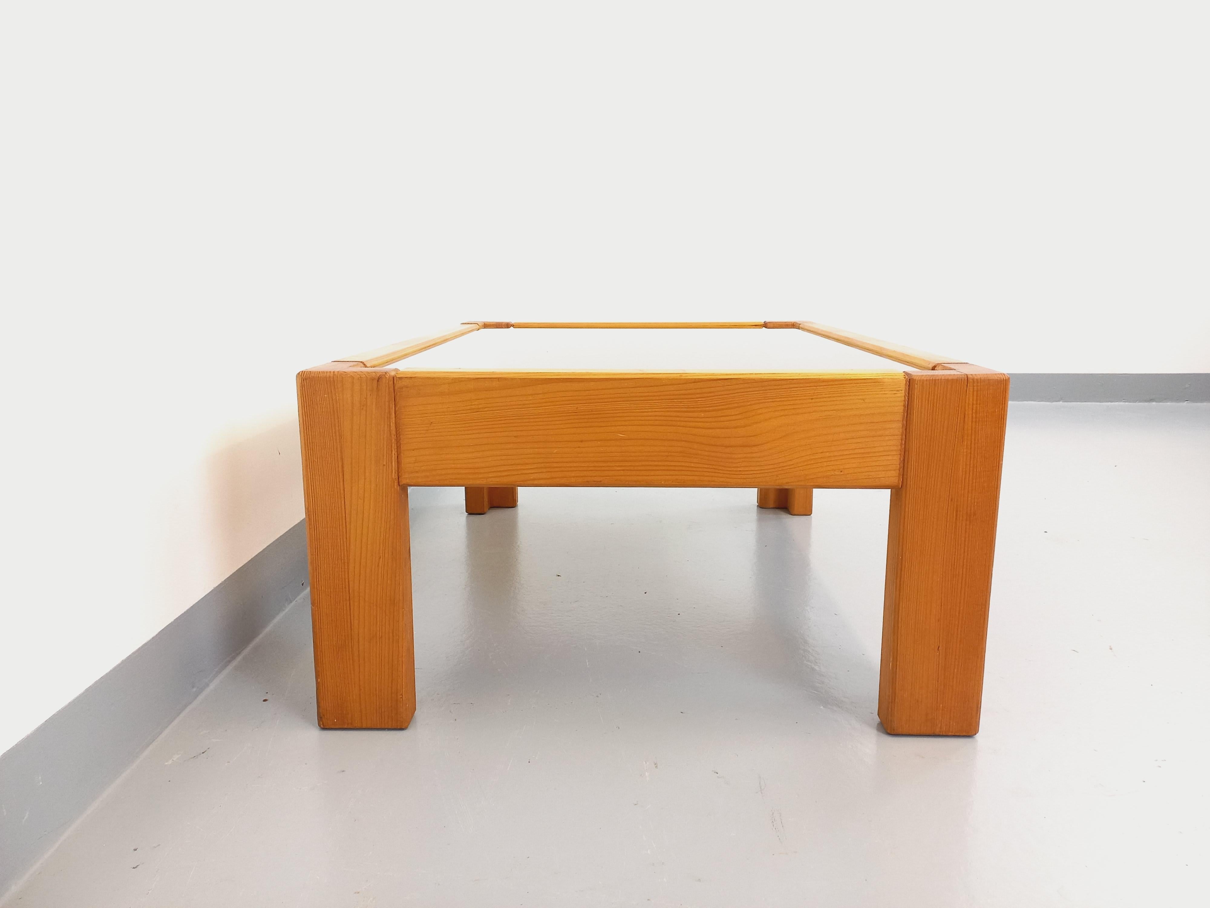 Italiano Tavolo basso vintage in legno e vetro fumé degli anni 70-80