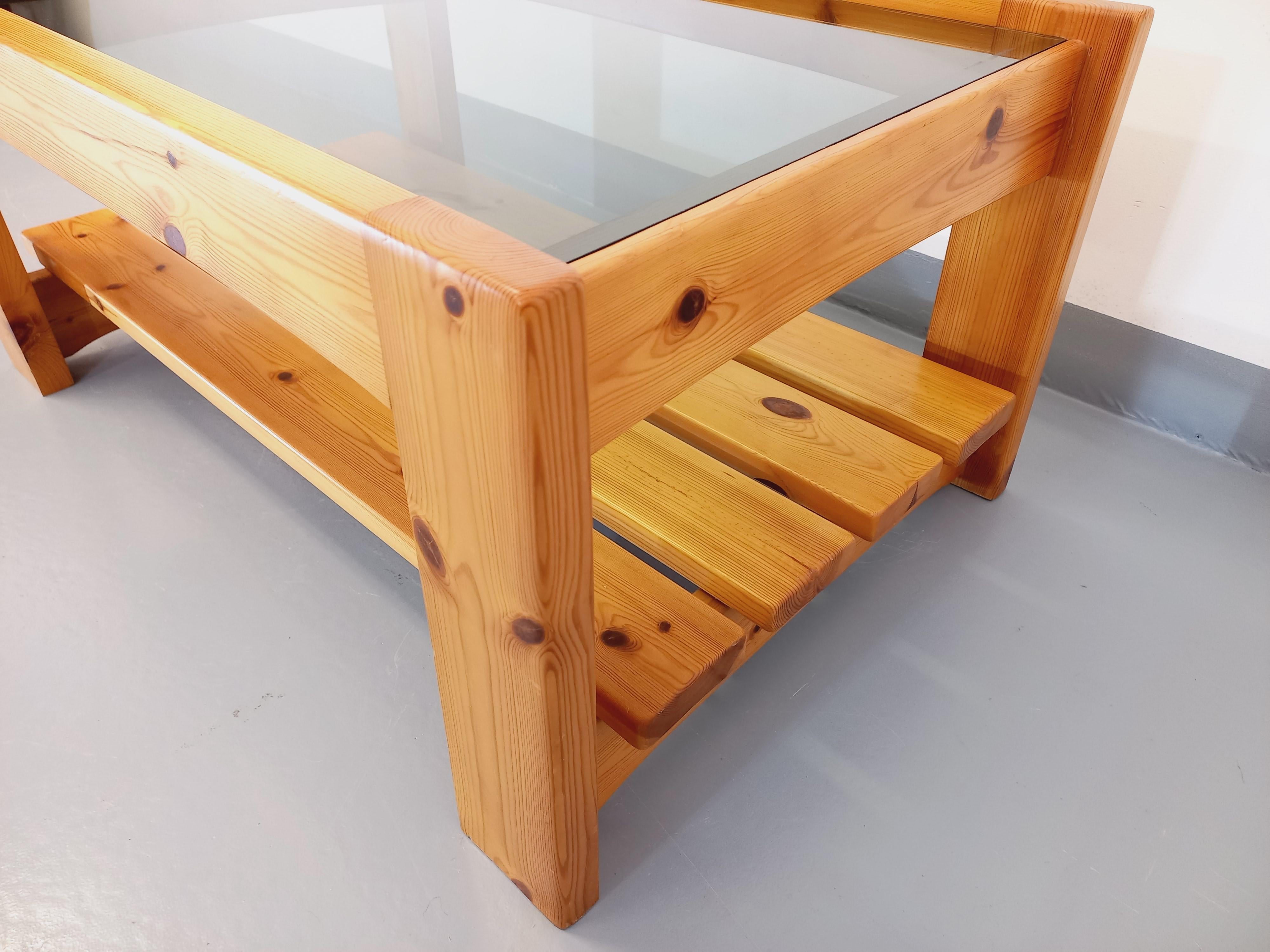 Français Table basse vintage en pin et verre fumé des années 70 80 en vente
