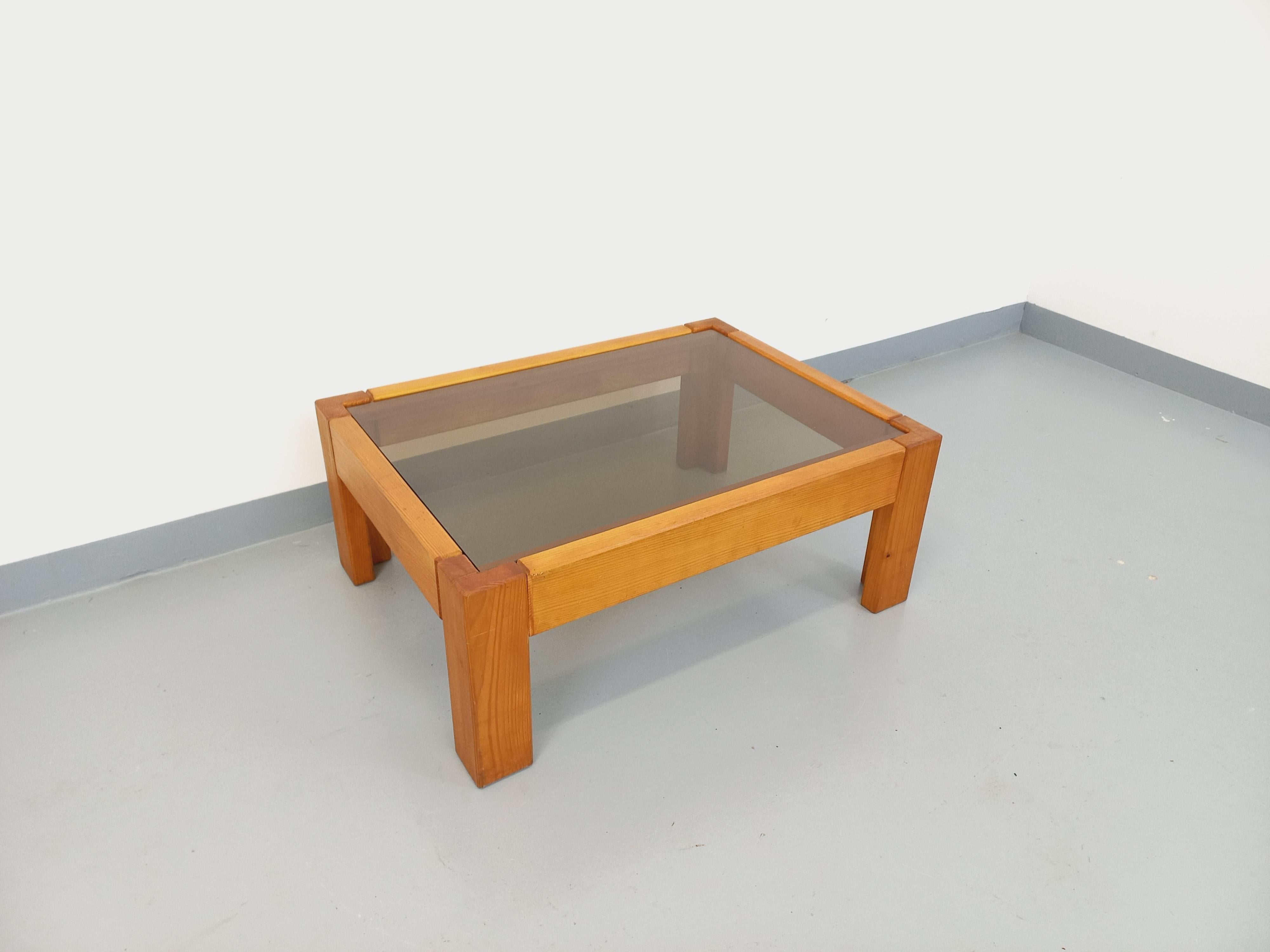 Fine XX secolo Tavolo basso vintage in legno e vetro fumé degli anni 70-80