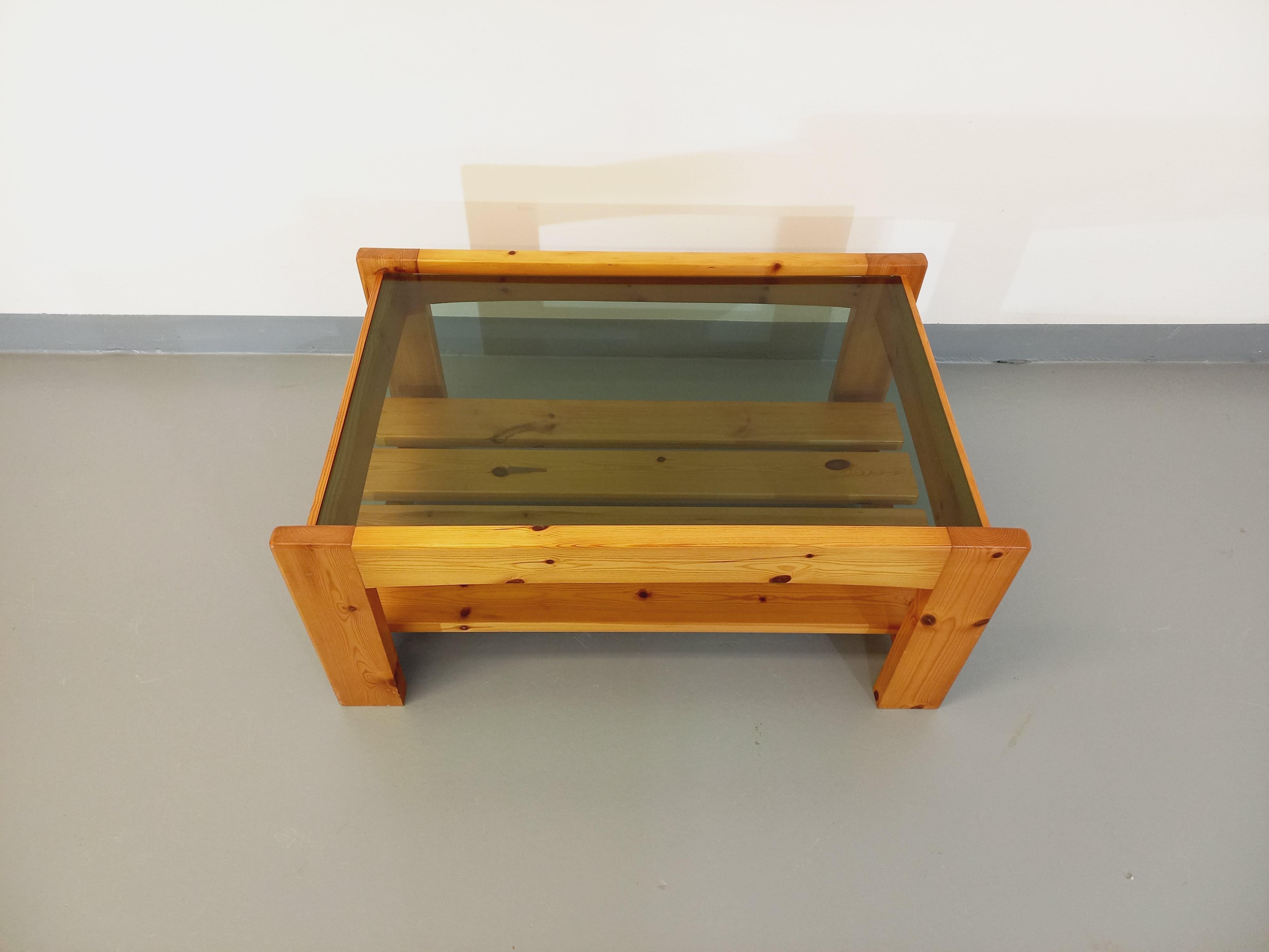 Table basse vintage en pin et verre fumé des années 70 80 en vente 1