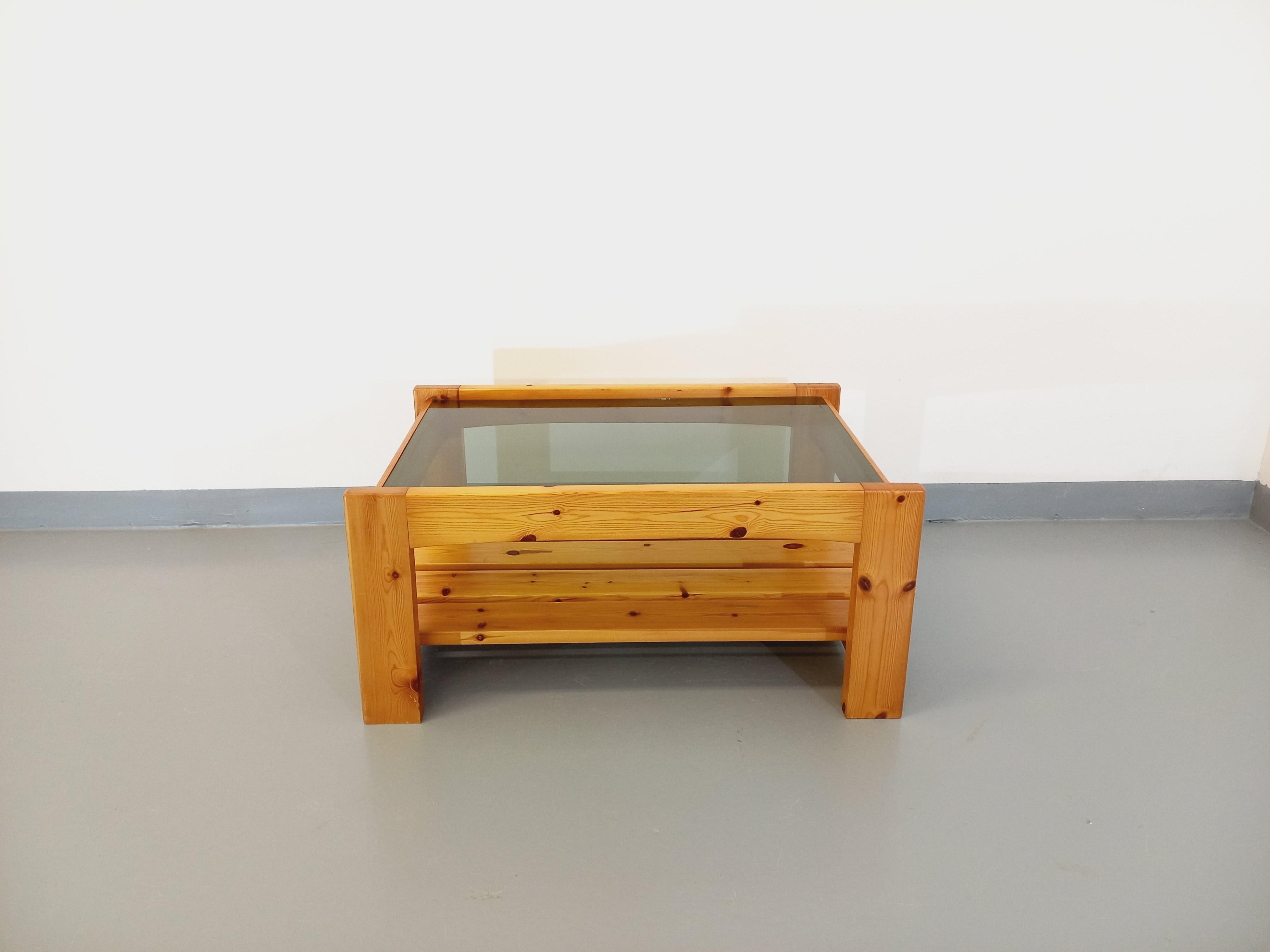 Table basse vintage en pin et verre fumé des années 70 80 en vente 2
