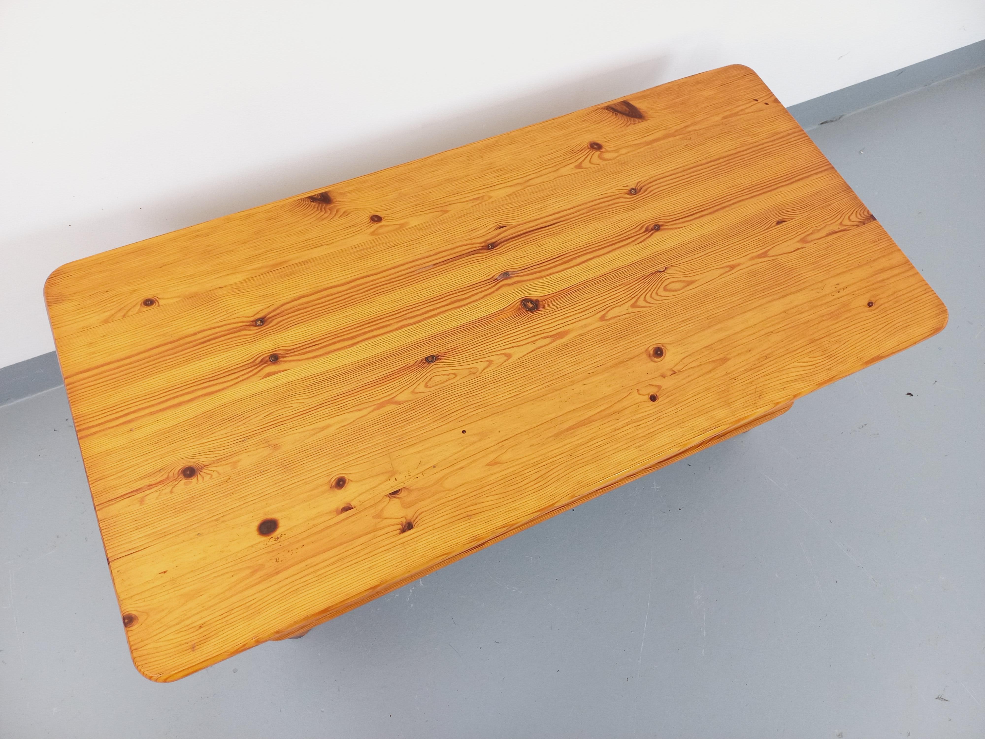 Table basse vintage en pin massif des années 70 80 en vente 4