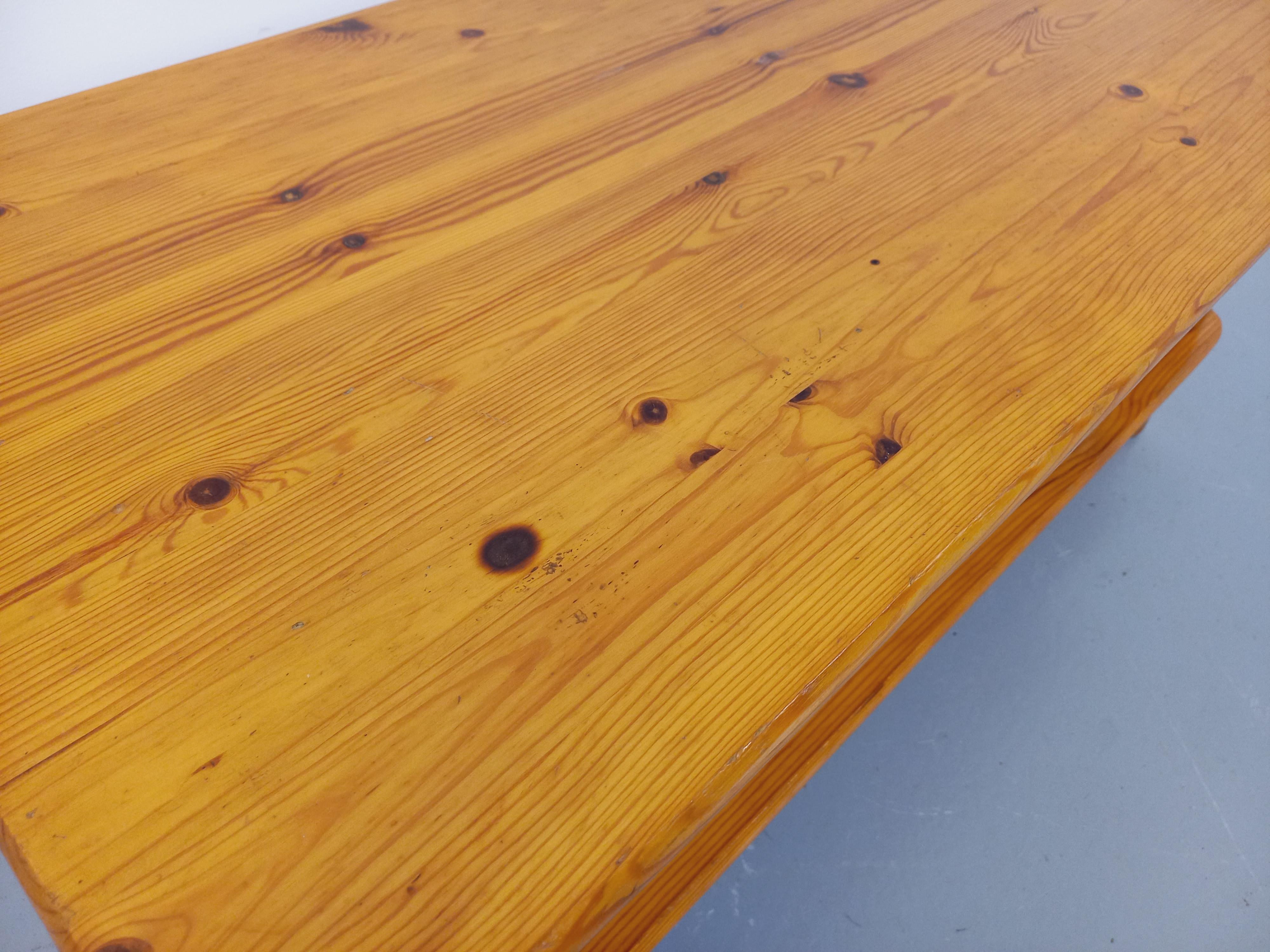 Table basse vintage en pin massif des années 70 80 en vente 5