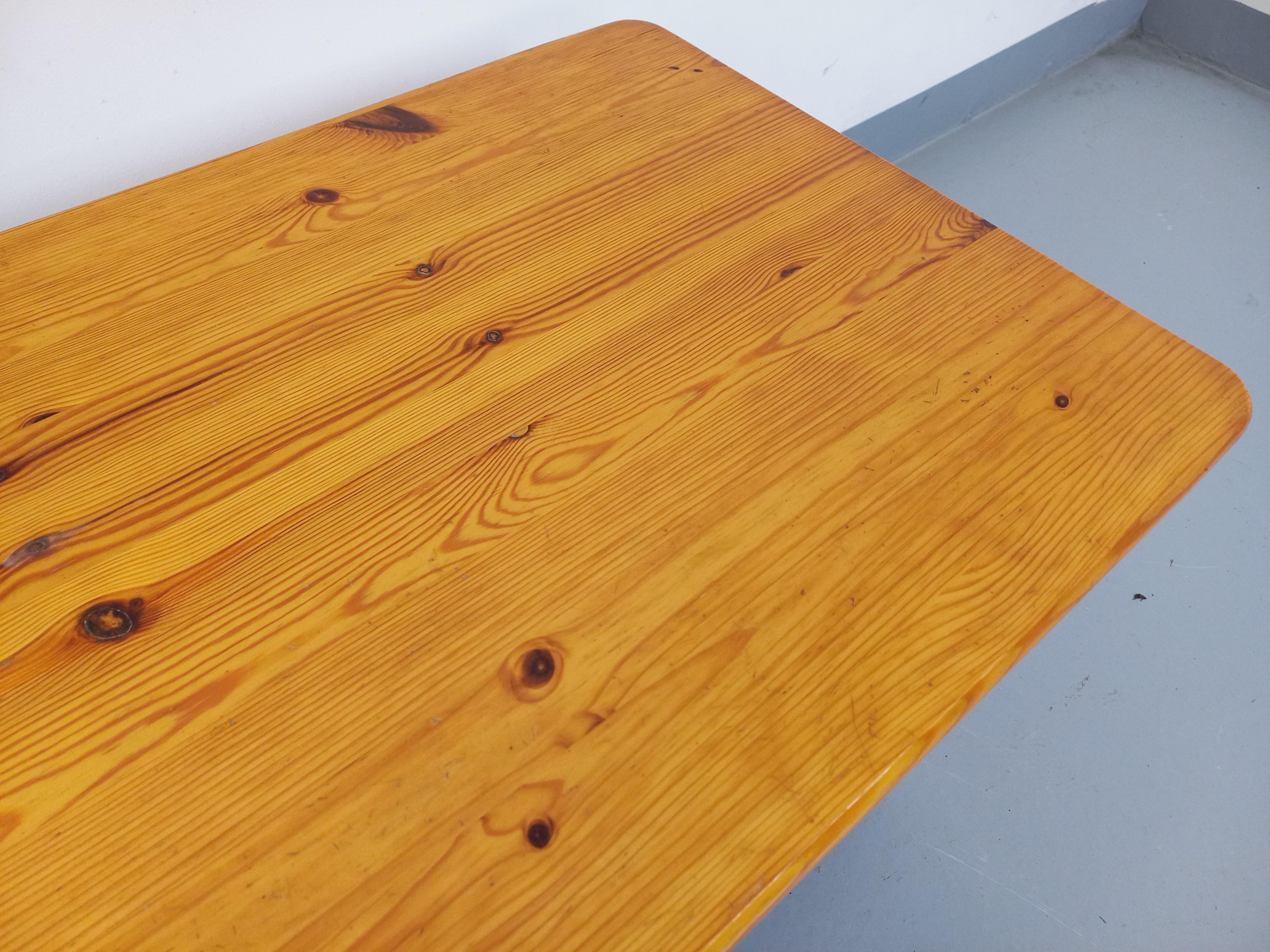 Table basse vintage en pin massif des années 70 80 en vente 6