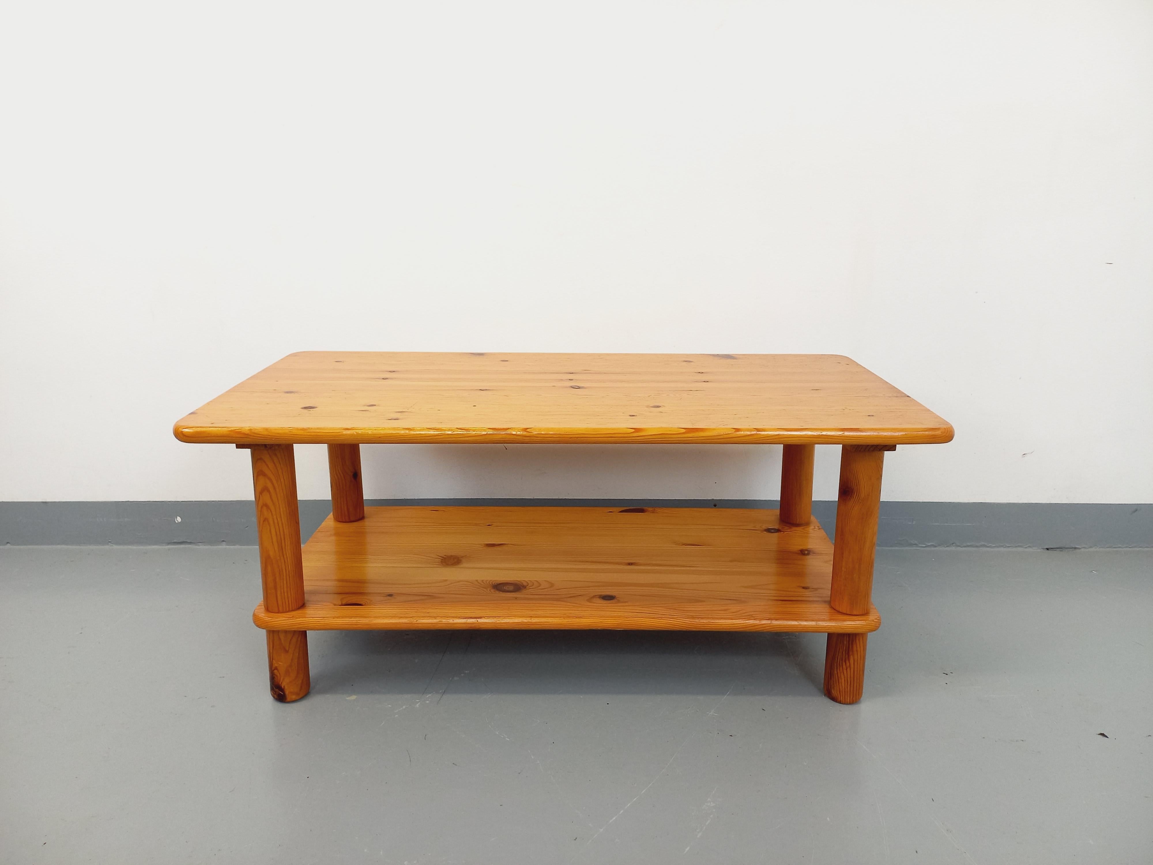 Table basse rectangulaire vintage des années 70 80, en pin massif, dans le goût de Rainer Daumiller, plateau supérieur rectangle aux angles arrondis, plateau inférieur porte-revue, pieds ronds, bon état général, plateau supérieur avec marques du