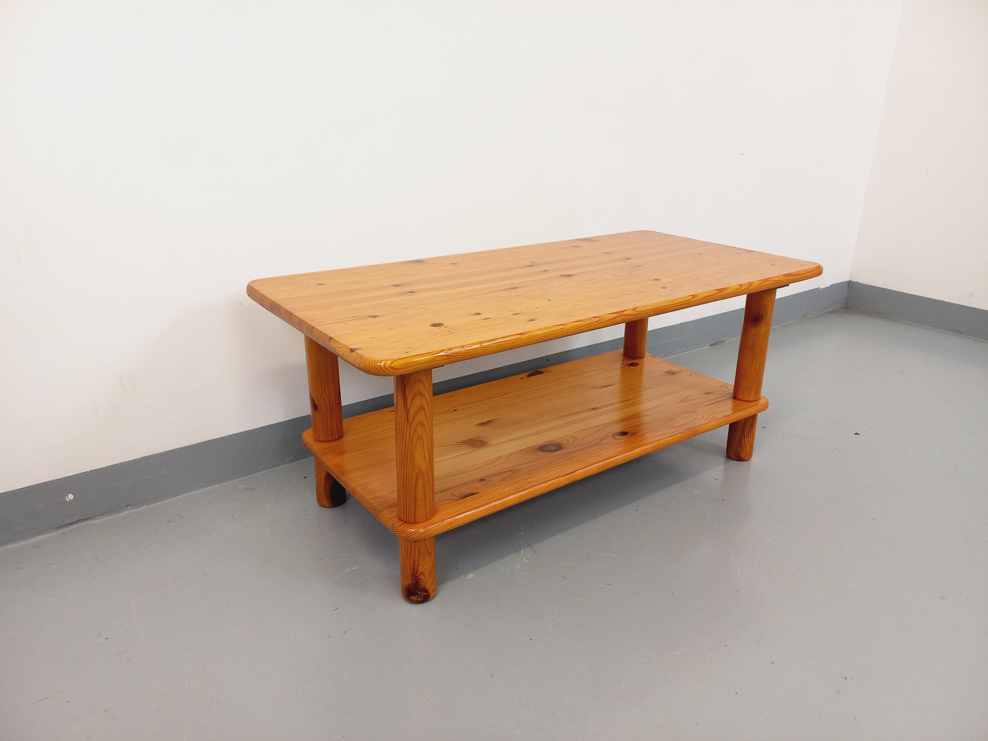 Table basse vintage en pin massif des années 70 80 Bon état - En vente à BESANÇON, FR