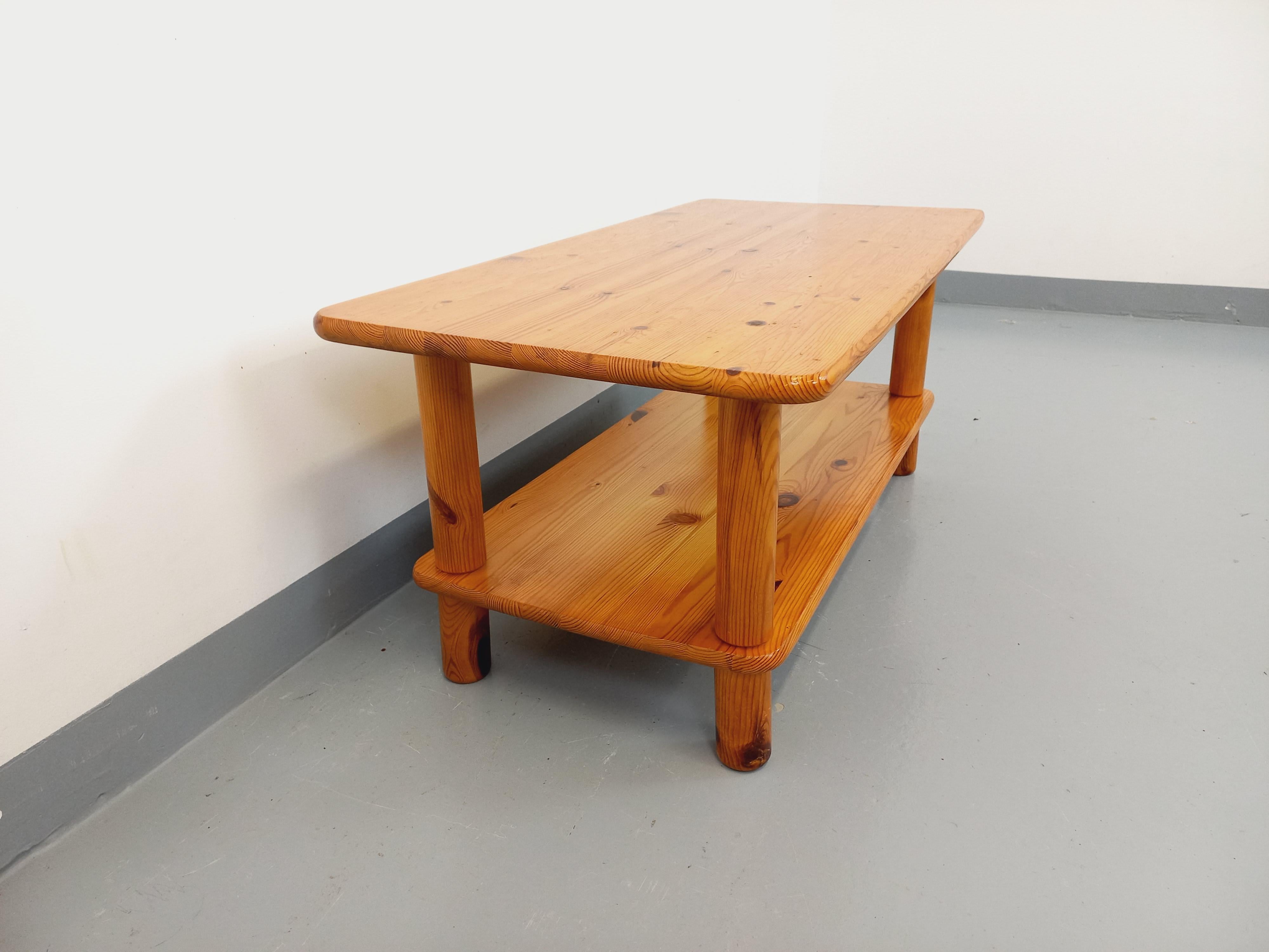Table basse vintage en pin massif des années 70 80 en vente 1