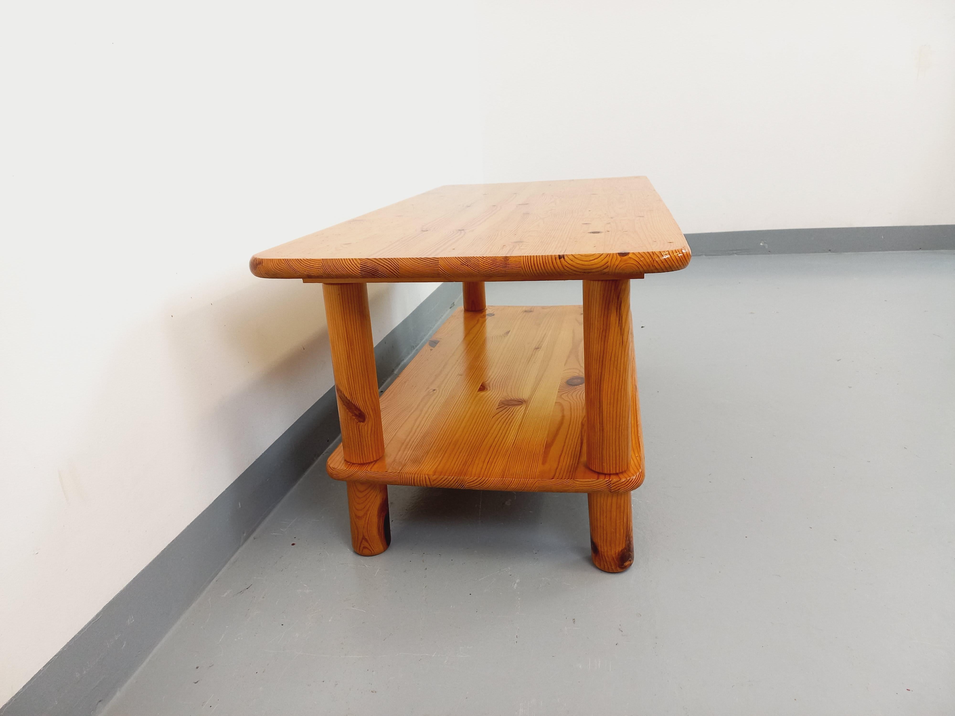 Table basse vintage en pin massif des années 70 80 en vente 2