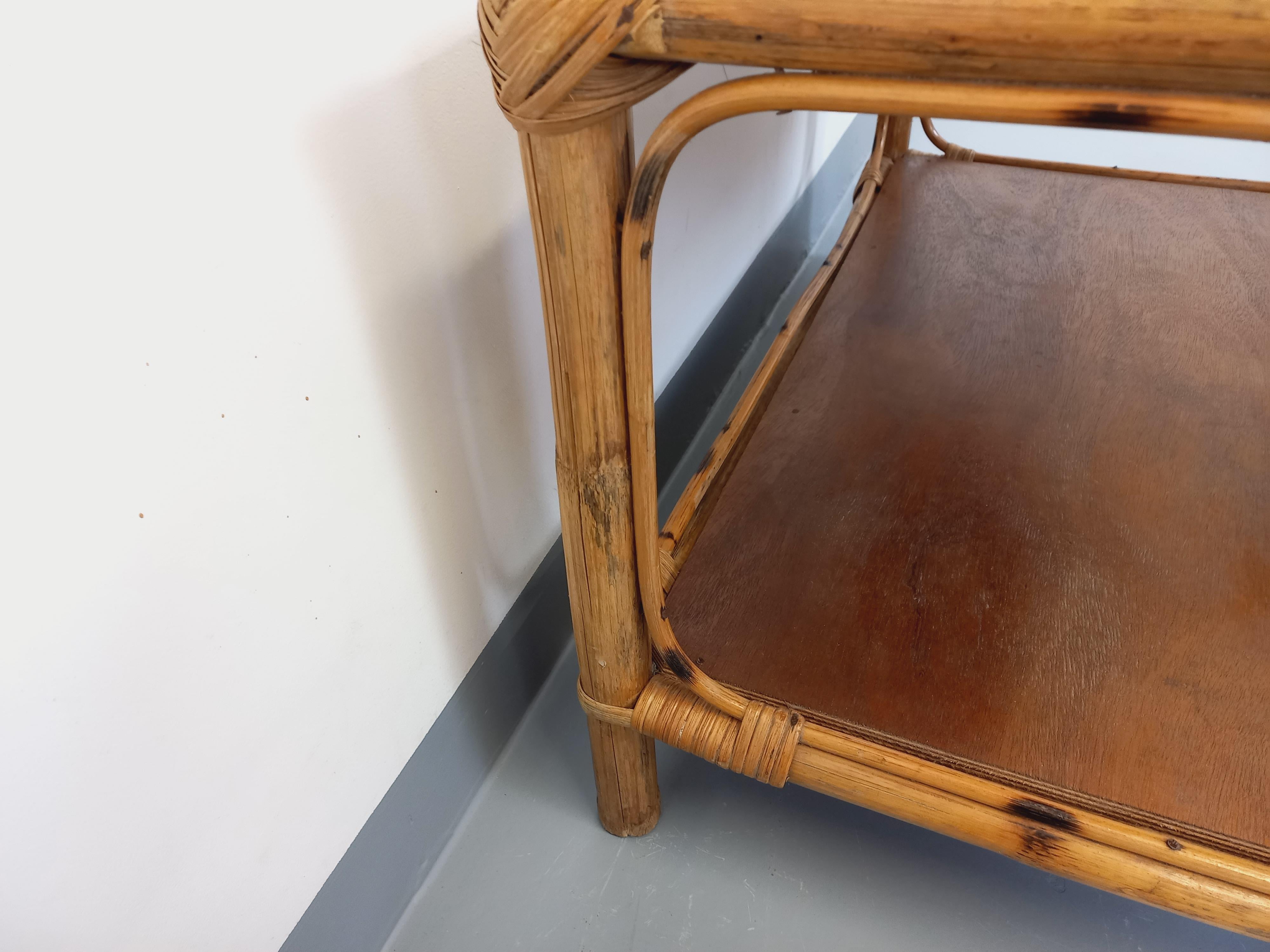 Table basse vintage en rotin et bois en vente 5