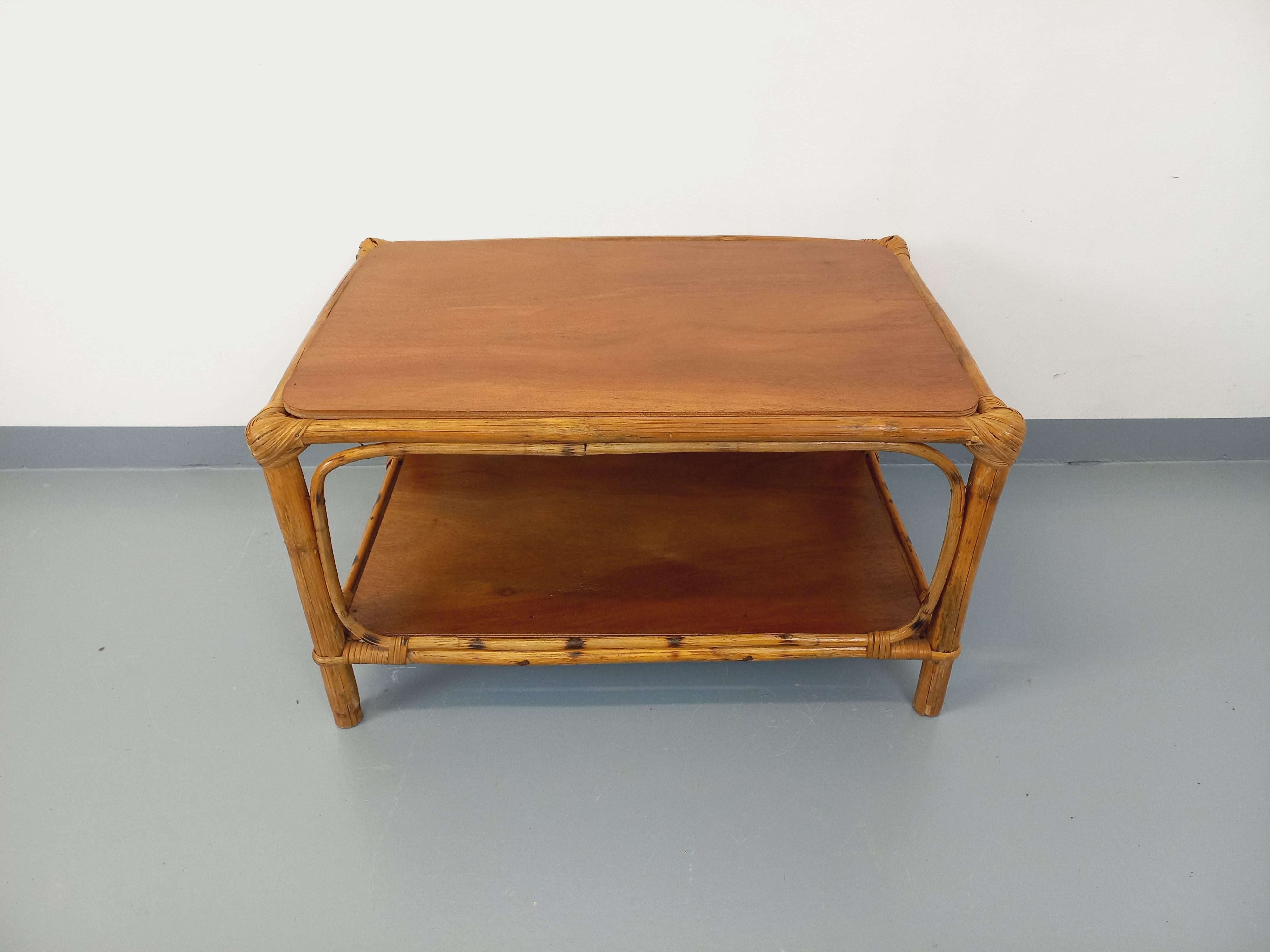 Table basse vintage, en rotin et deux plateaux en bois. Bon état général, quelques petits manques de rotin tout en bas des pieds, plateau supérieur poncé et verni.
Hauteur : 51,5 cm
Longueur : 88 cm
Largeur : 60 cm
Hauteur disponible entre les 2