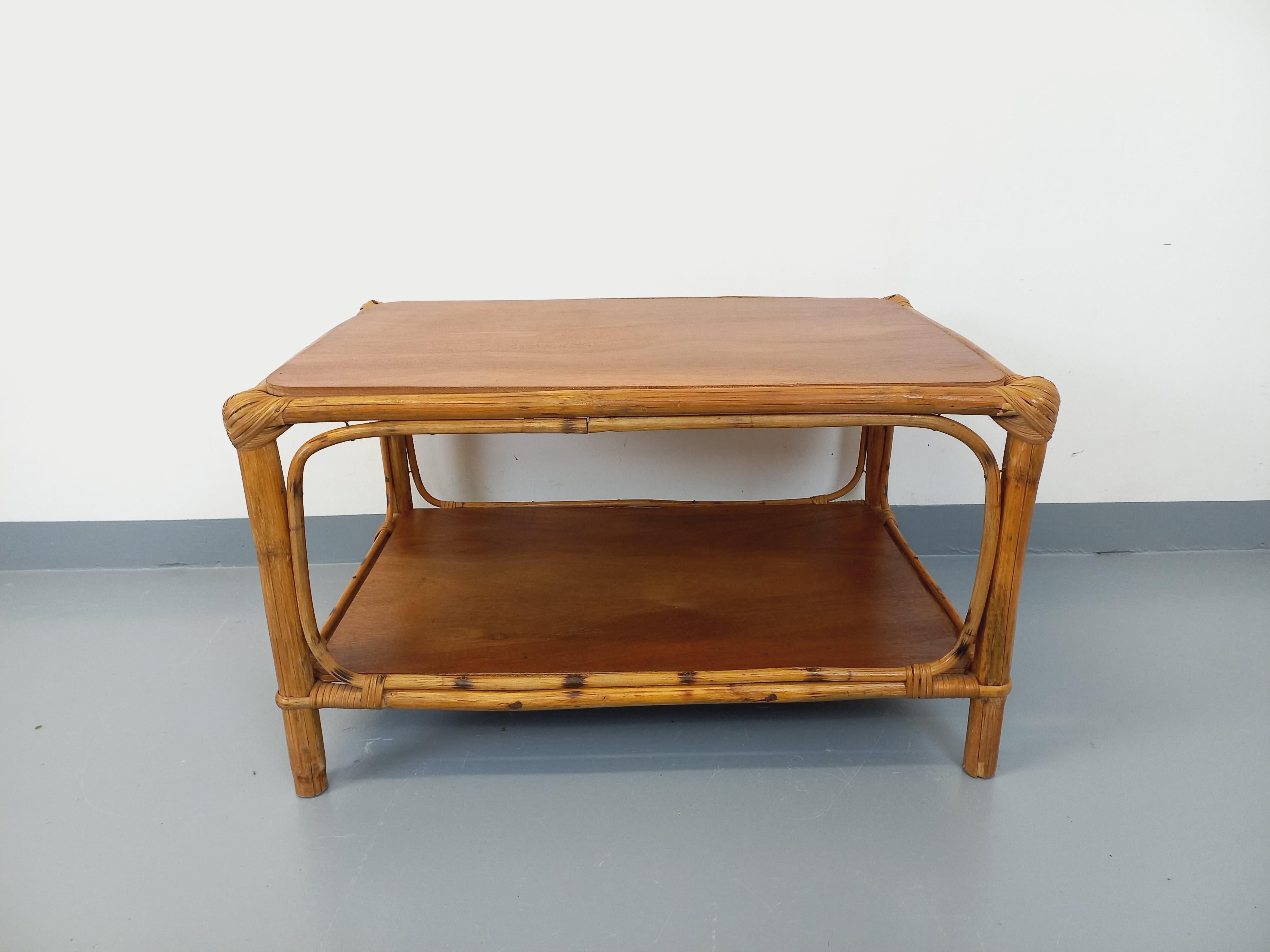 Mid-Century Modern Table basse vintage en rotin et bois en vente