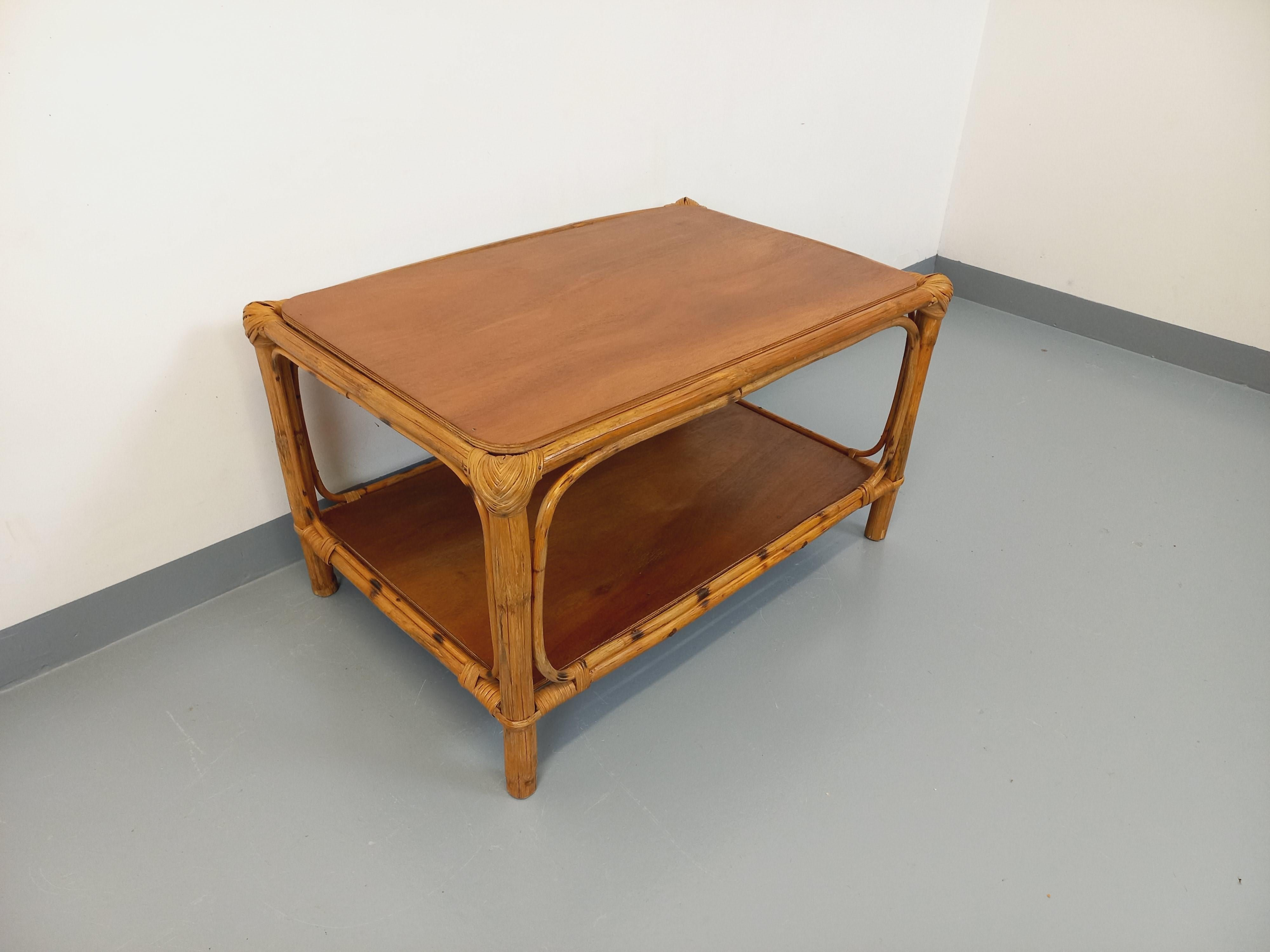 Français Table basse vintage en rotin et bois en vente