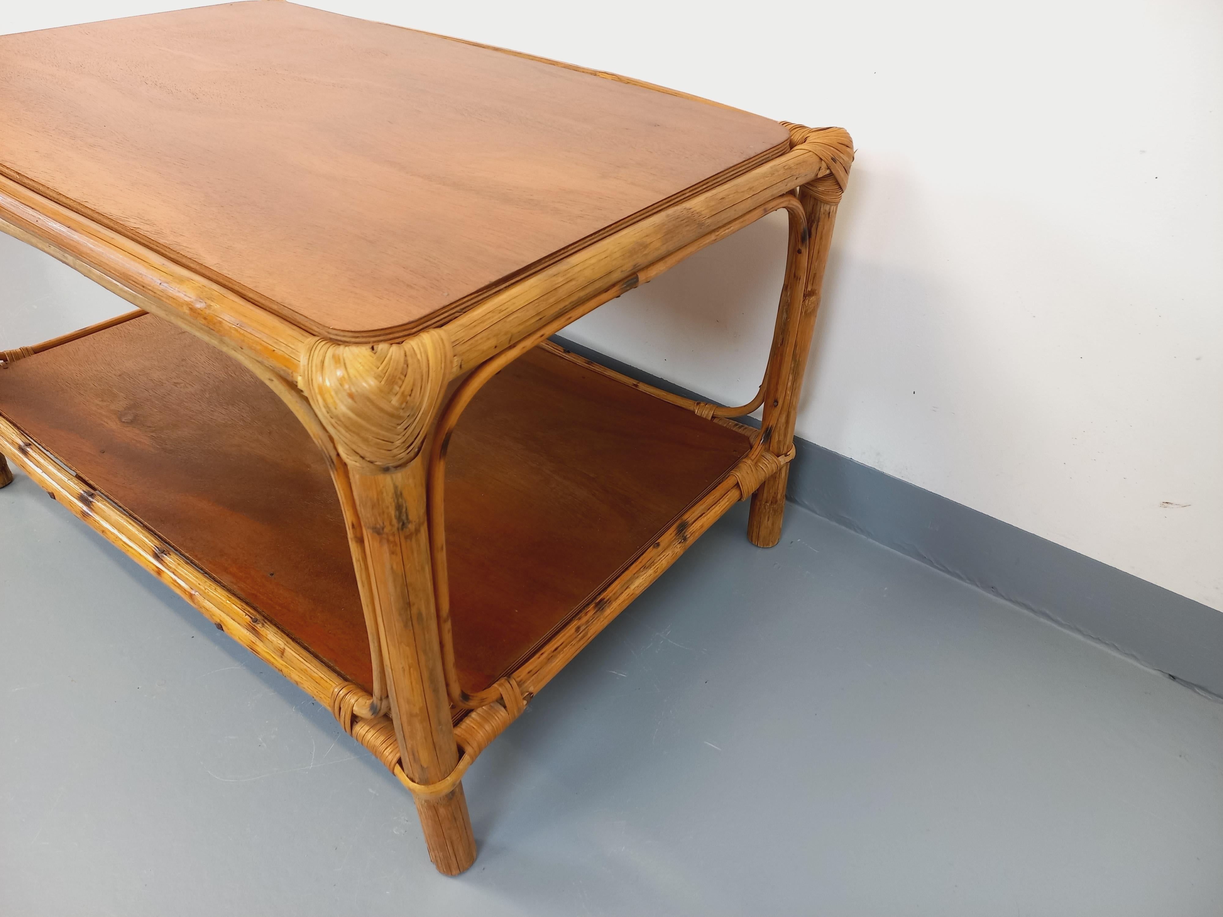 Milieu du XXe siècle Table basse vintage en rotin et bois en vente