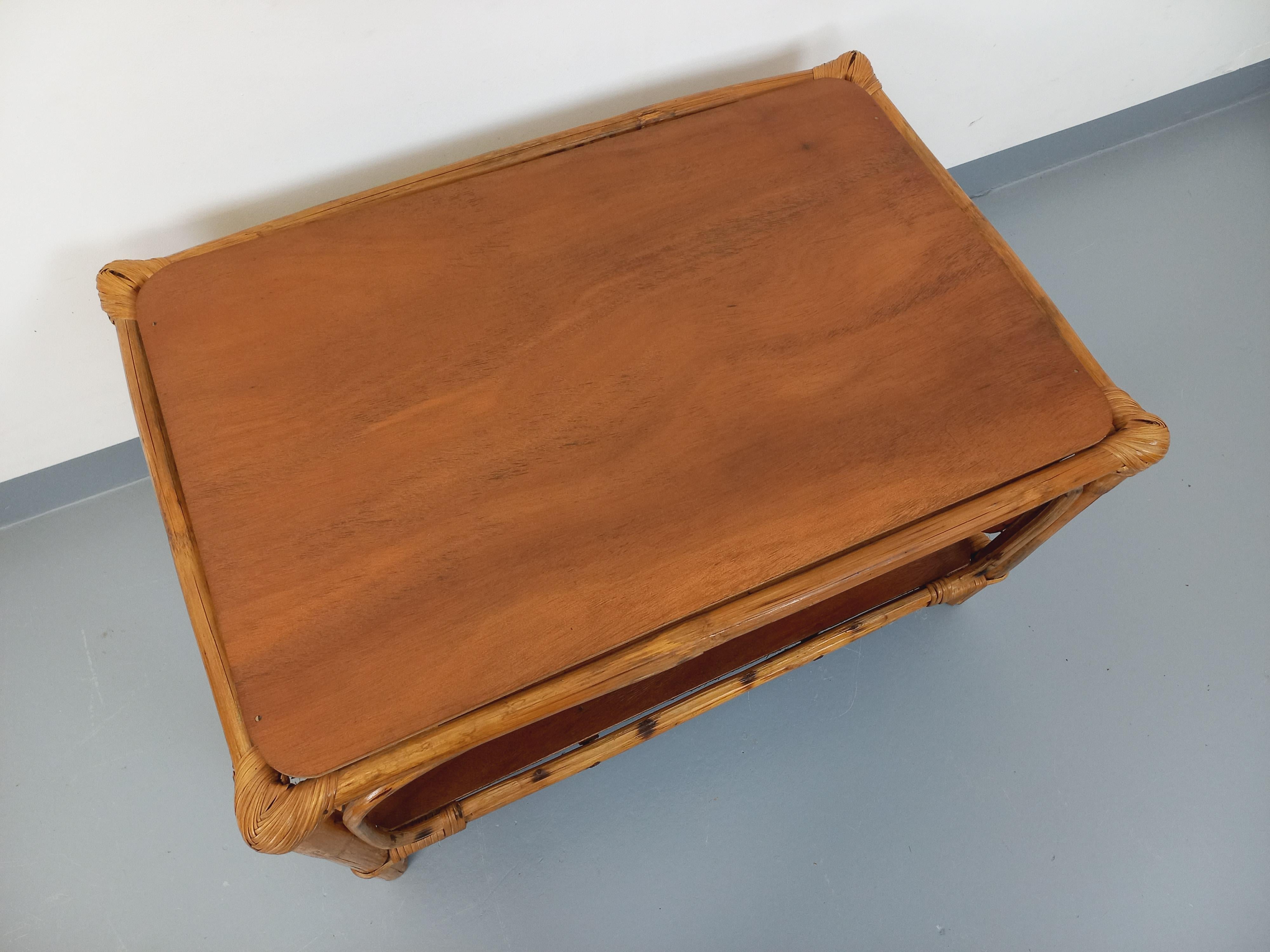 Rotin Table basse vintage en rotin et bois en vente